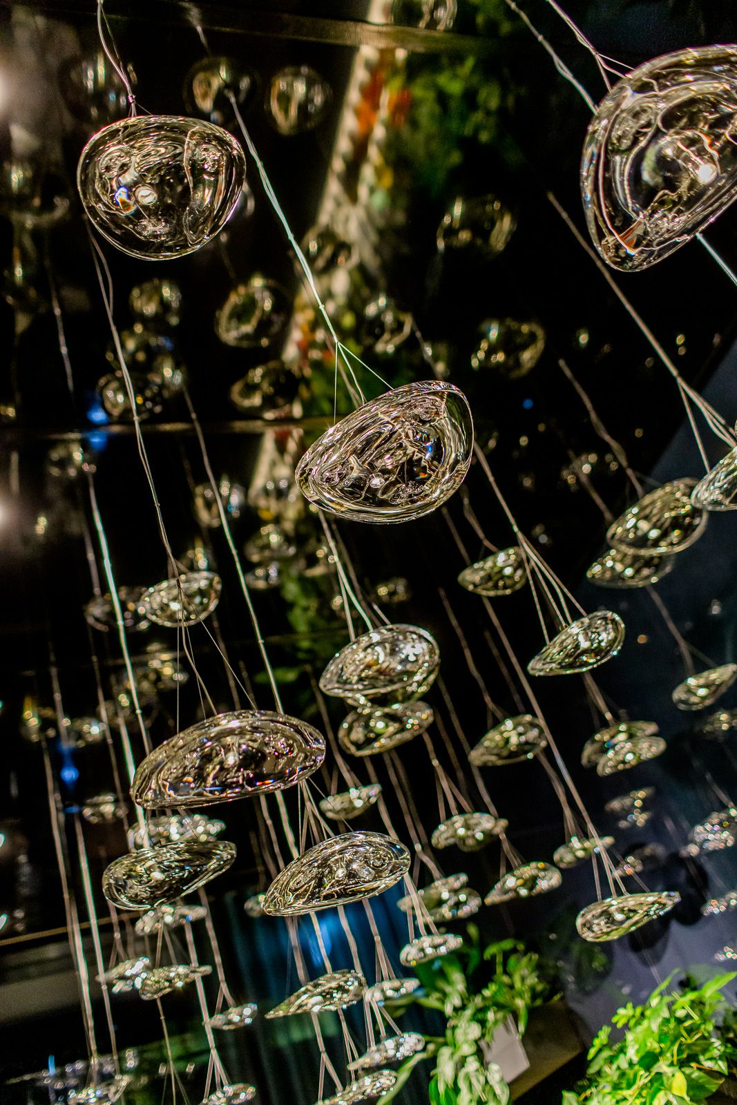 Designhotel Bonn Hauptbahnhof Motel One Blick auf viele durchsichtige runde Lampen, die von der Decke hängen