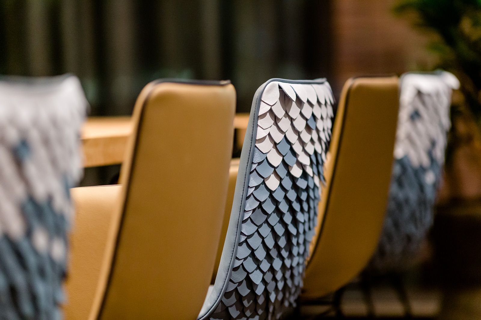 Hotel Bonn Hauptbahnhof Motel One Nahaufnahme von Stühlen an einem Tisch