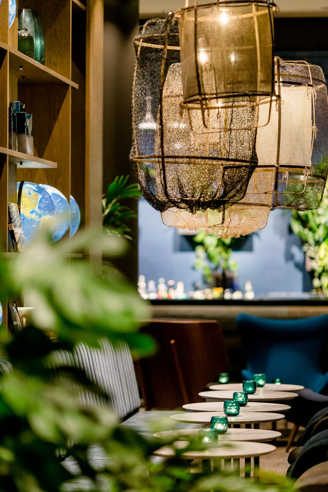 Hotel Bonn Hauptbahnhof Motel One Essbereich mit mehreren Tischen und Stühlen in einem hellen Raum mit vielen Pflanzen