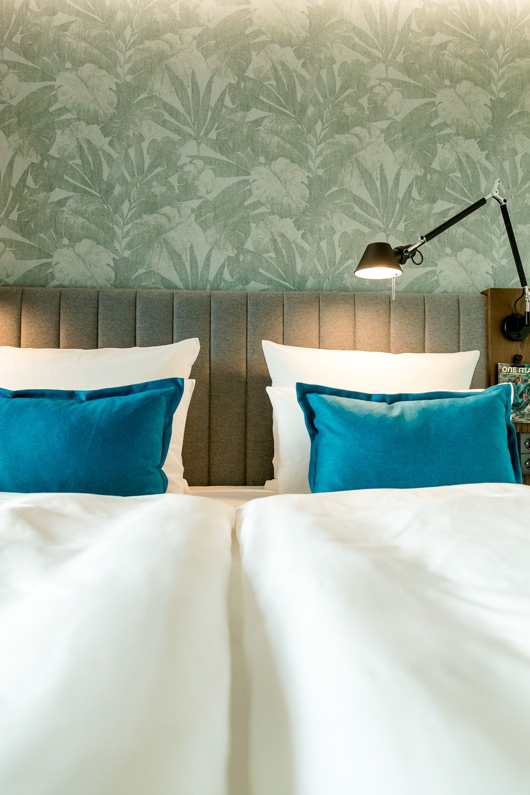 Hotel Bonn Hauptbahnhof Motel One Zimmer mit Blick auf ein großes Doppelbett