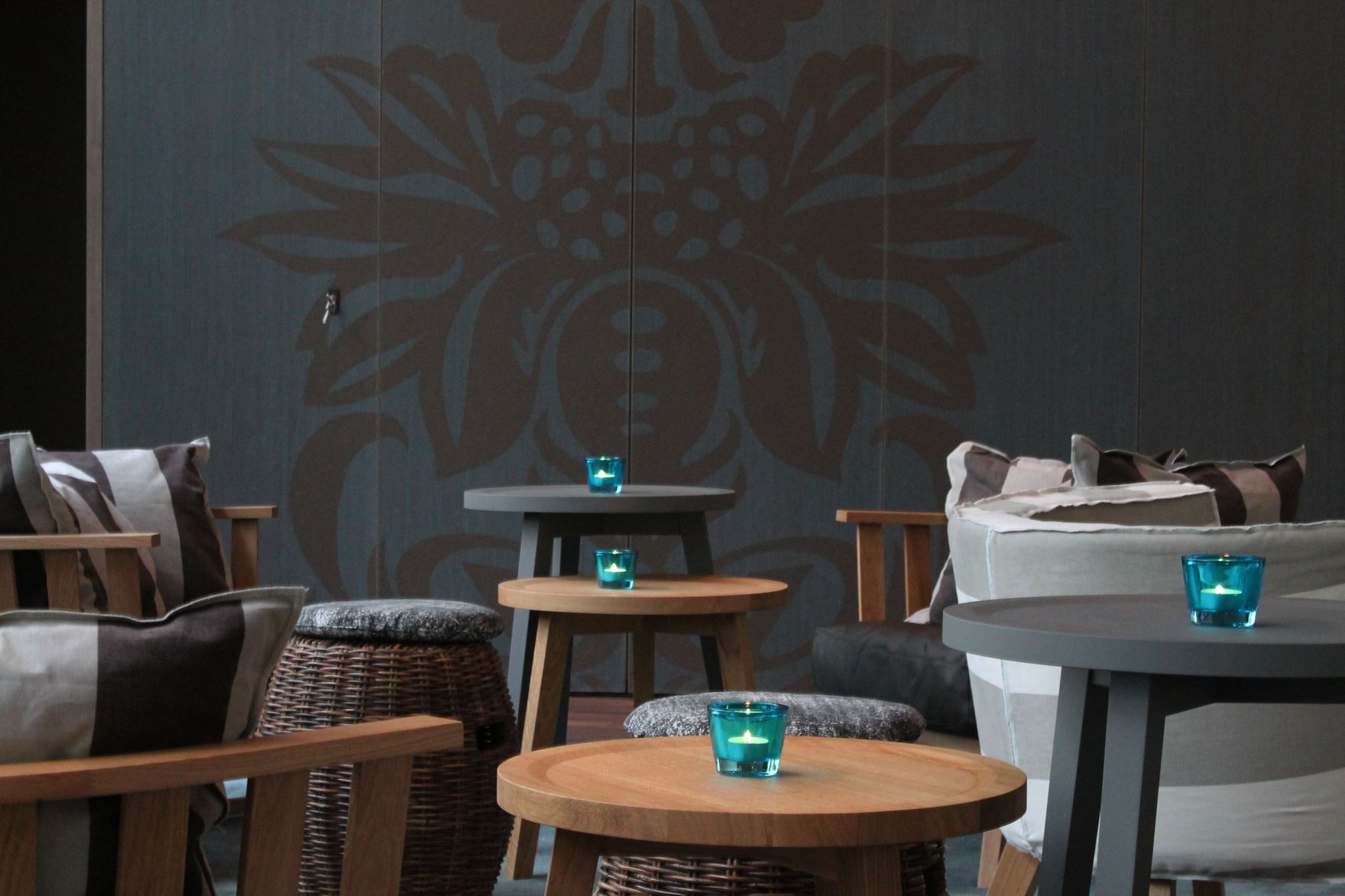 Hotel Bremen Motel One Lounge mit mehreren Sesseln und Tischen mit Teelichtern