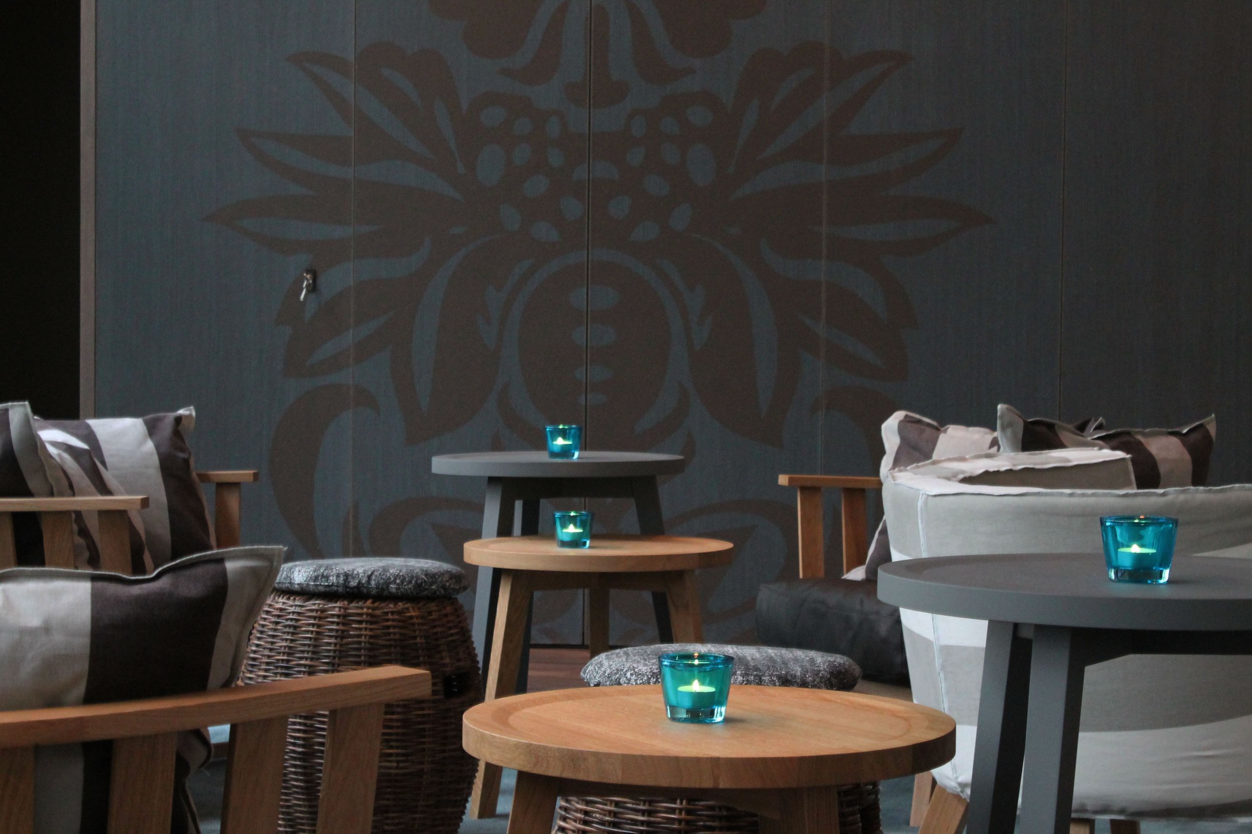 Hotel Bremen Motel One Lounge mit mehreren Sesseln und Tischen mit Teelichtern
