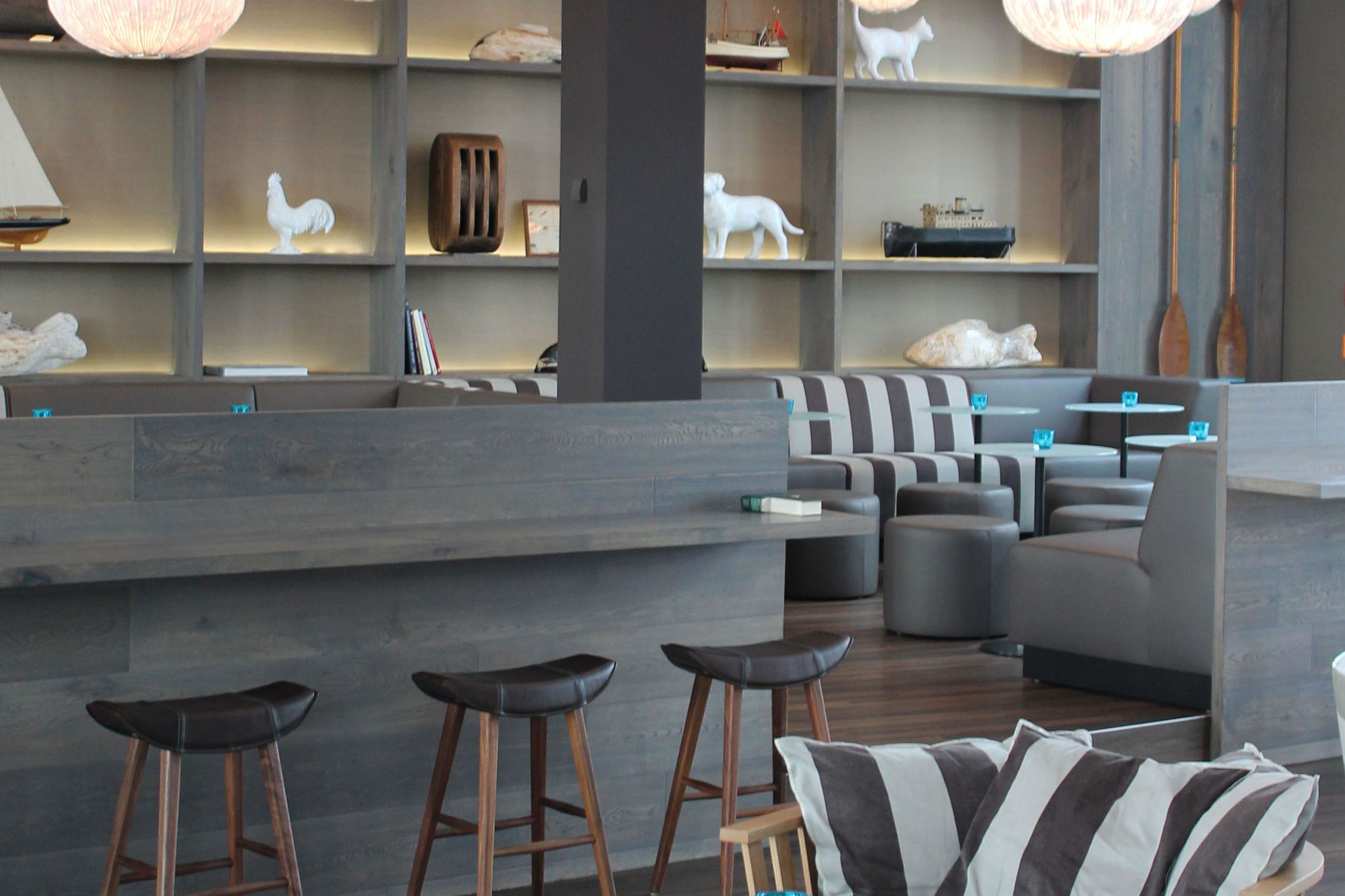 hotel Bremen Motel One large and bright lounge with several seating areas and numerous ceiling lamps