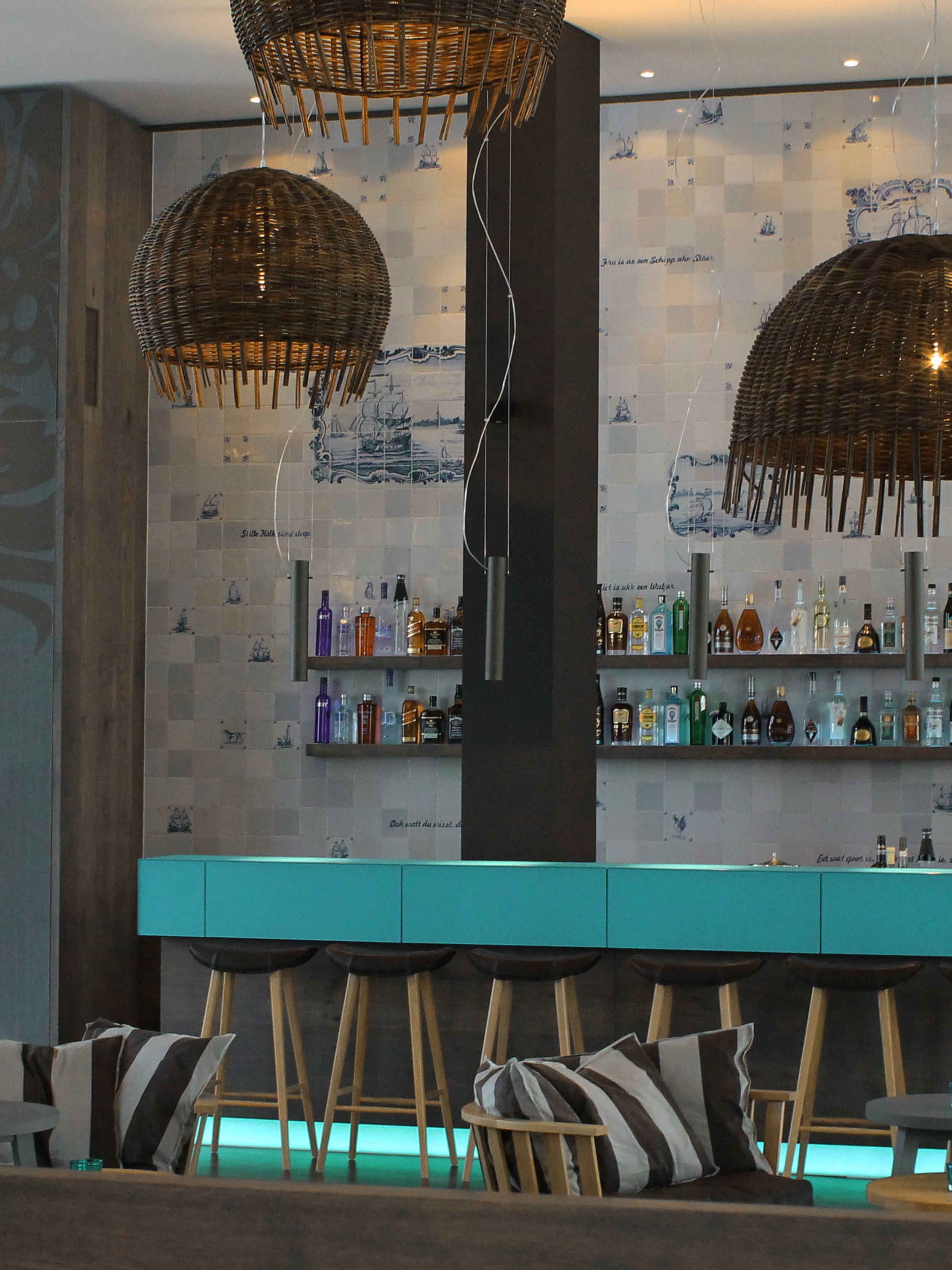 hotel Bremen Motel One lounge overlooking a large bar with bar stools and spirits on the wall