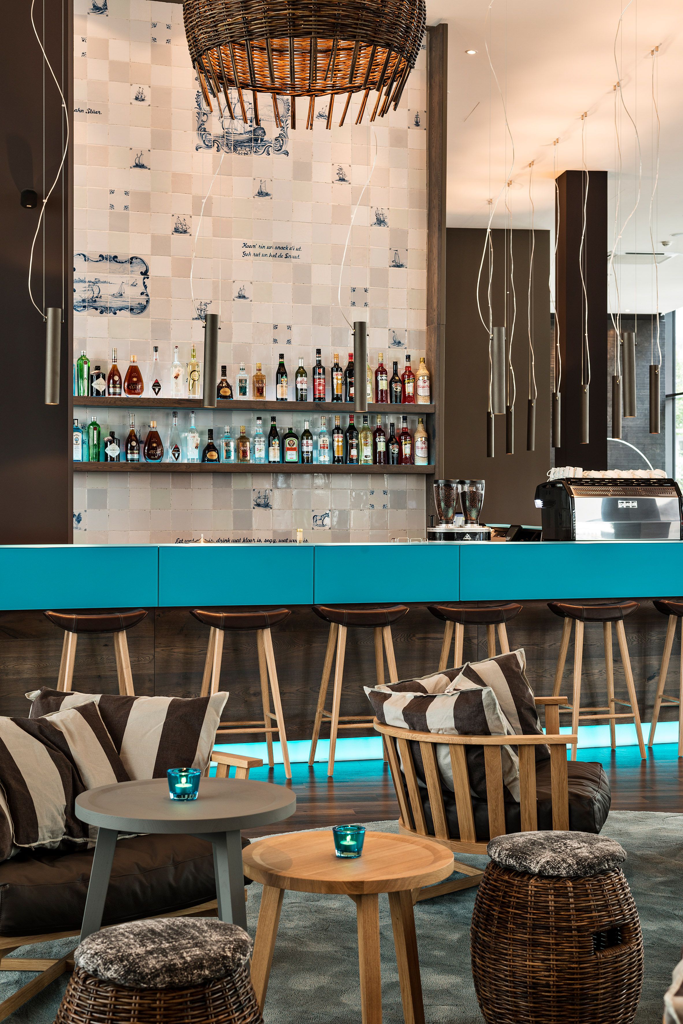 Hotel Bremen Motel One heller Barbereich mit Sesseln im Vordergrund und Barhockern an der Theke der Bar