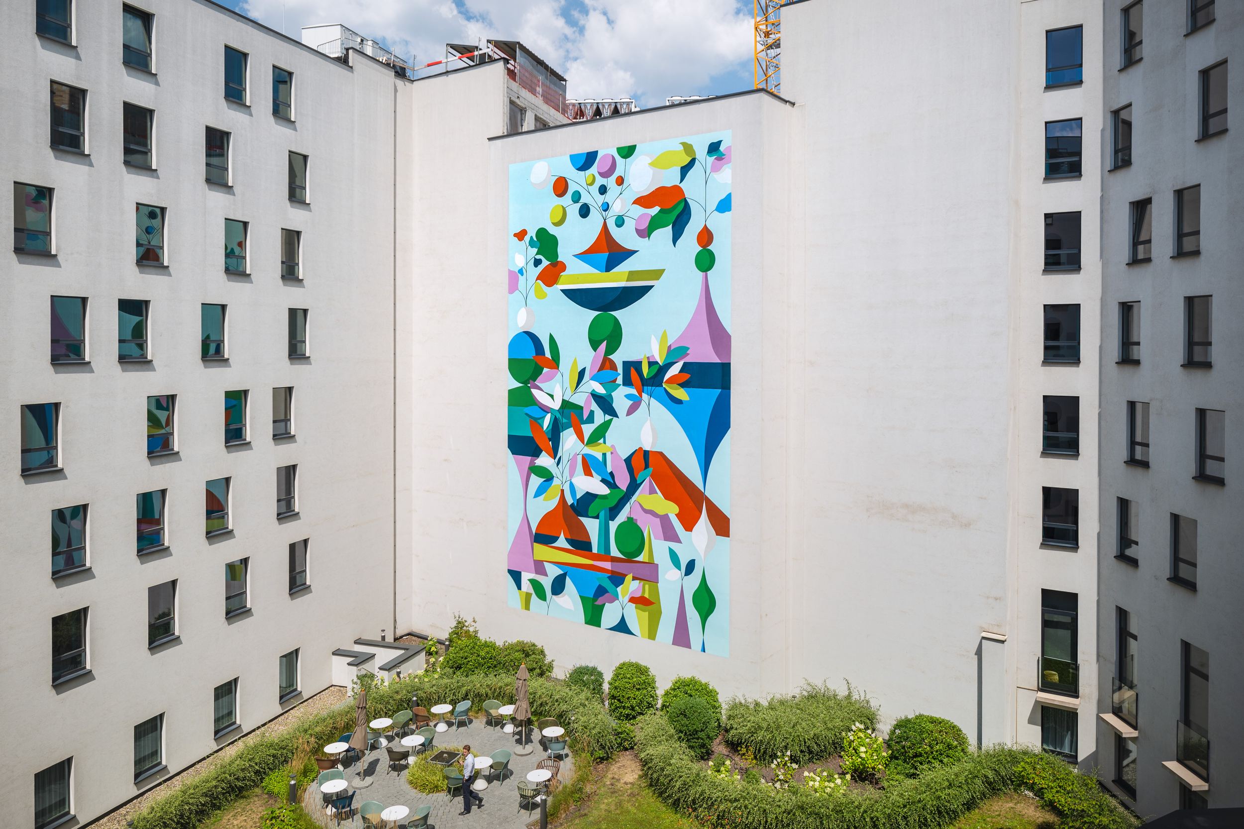 Designhotel Brüssel Motel One Wandbild an der Fassade im Innenhof