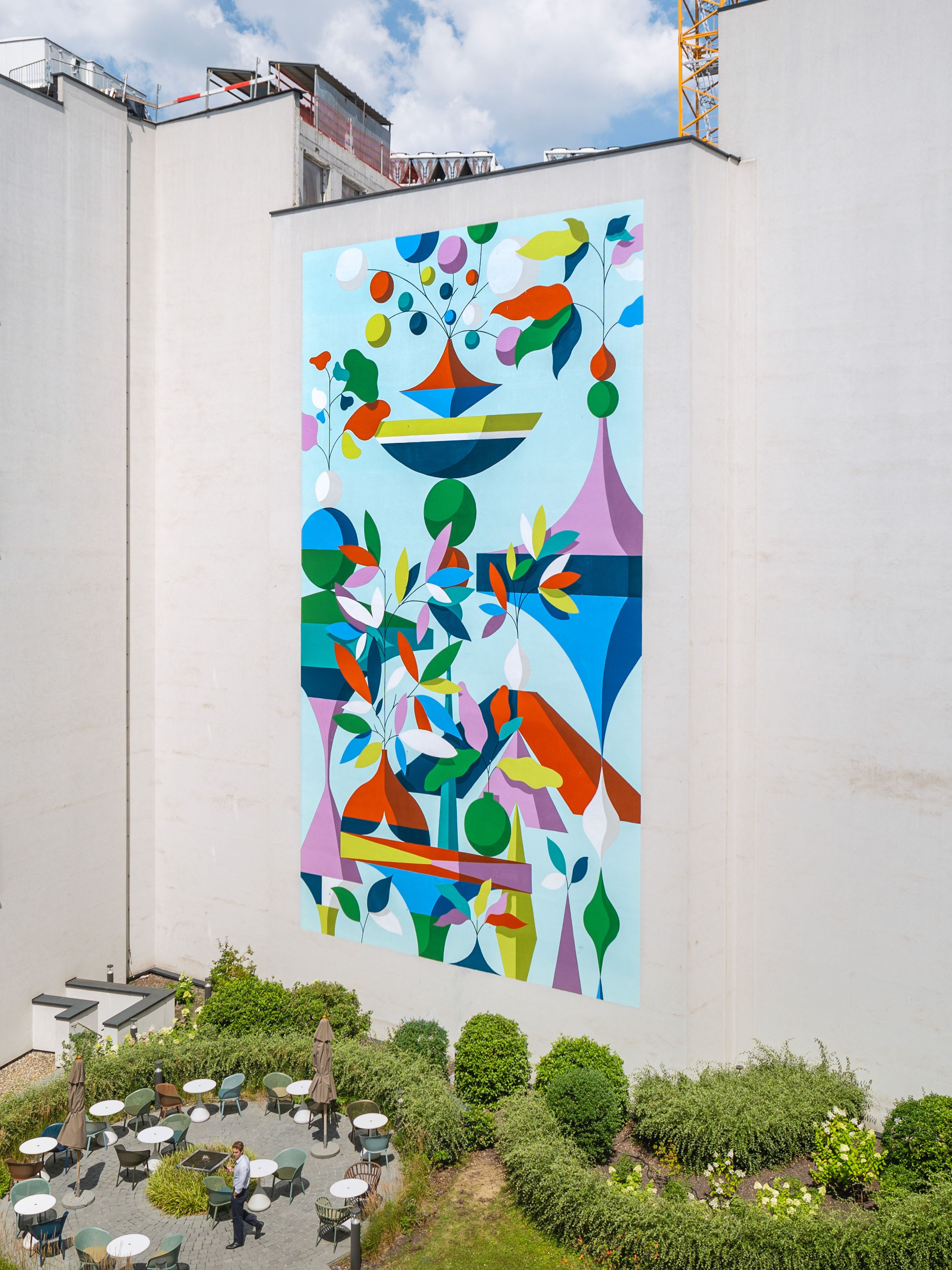 Designhotel Brüssel Motel One Wandbild an der Fassade im Innenhof