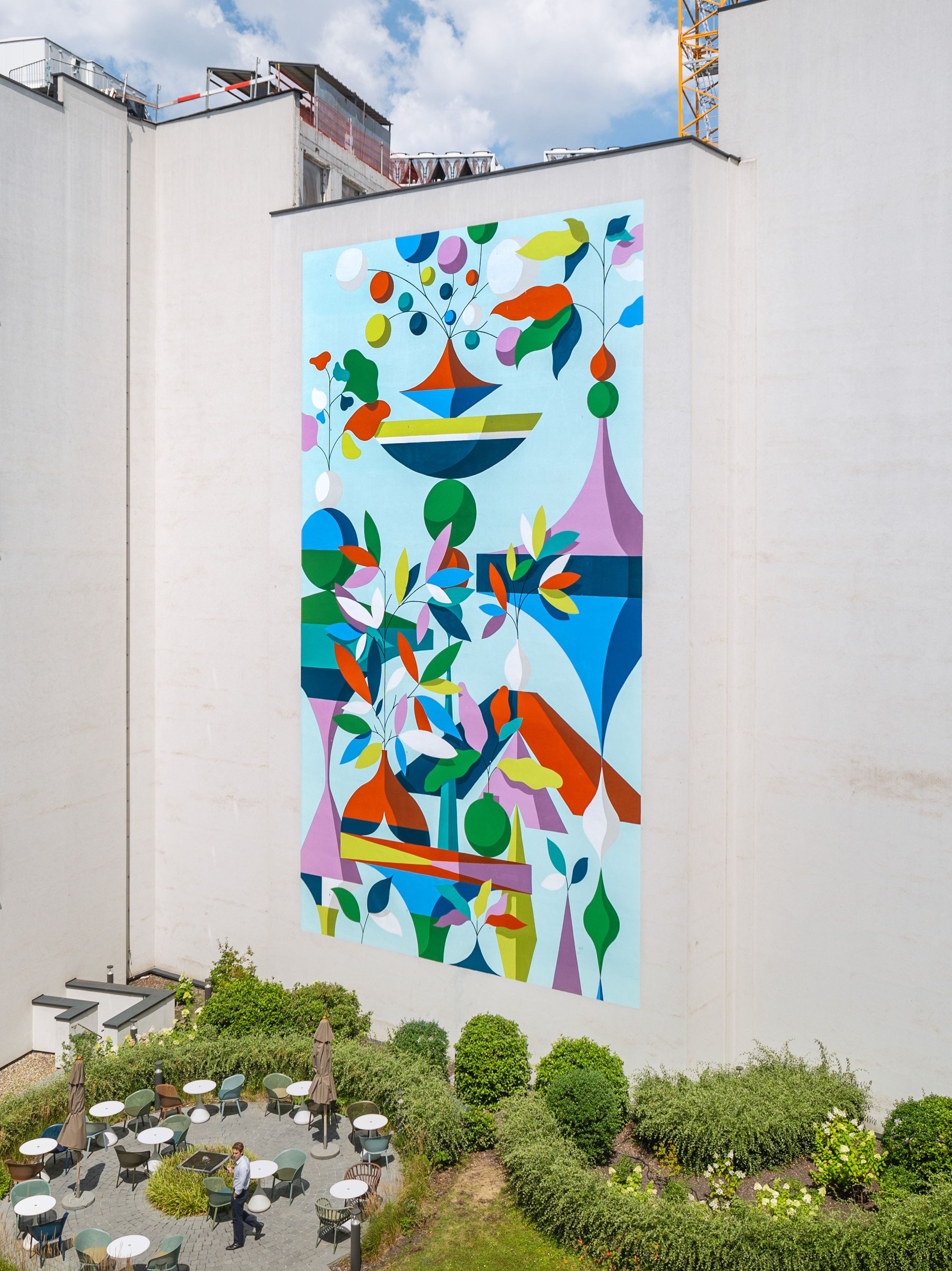 Designhotel Brüssel Motel One Wandbild an der Fassade im Innenhof