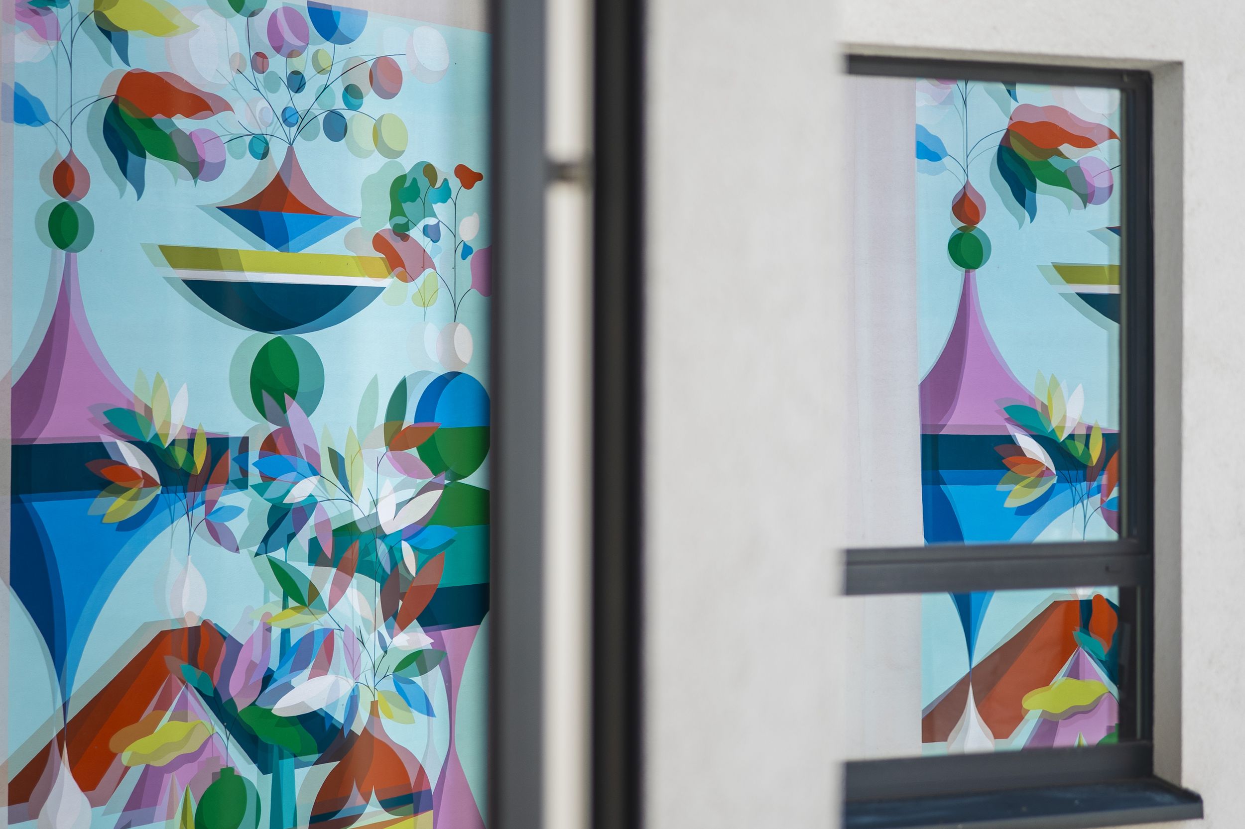 Designhotel Brüssel Motel One Wandbild spiegelt sich in Fensterscheiben