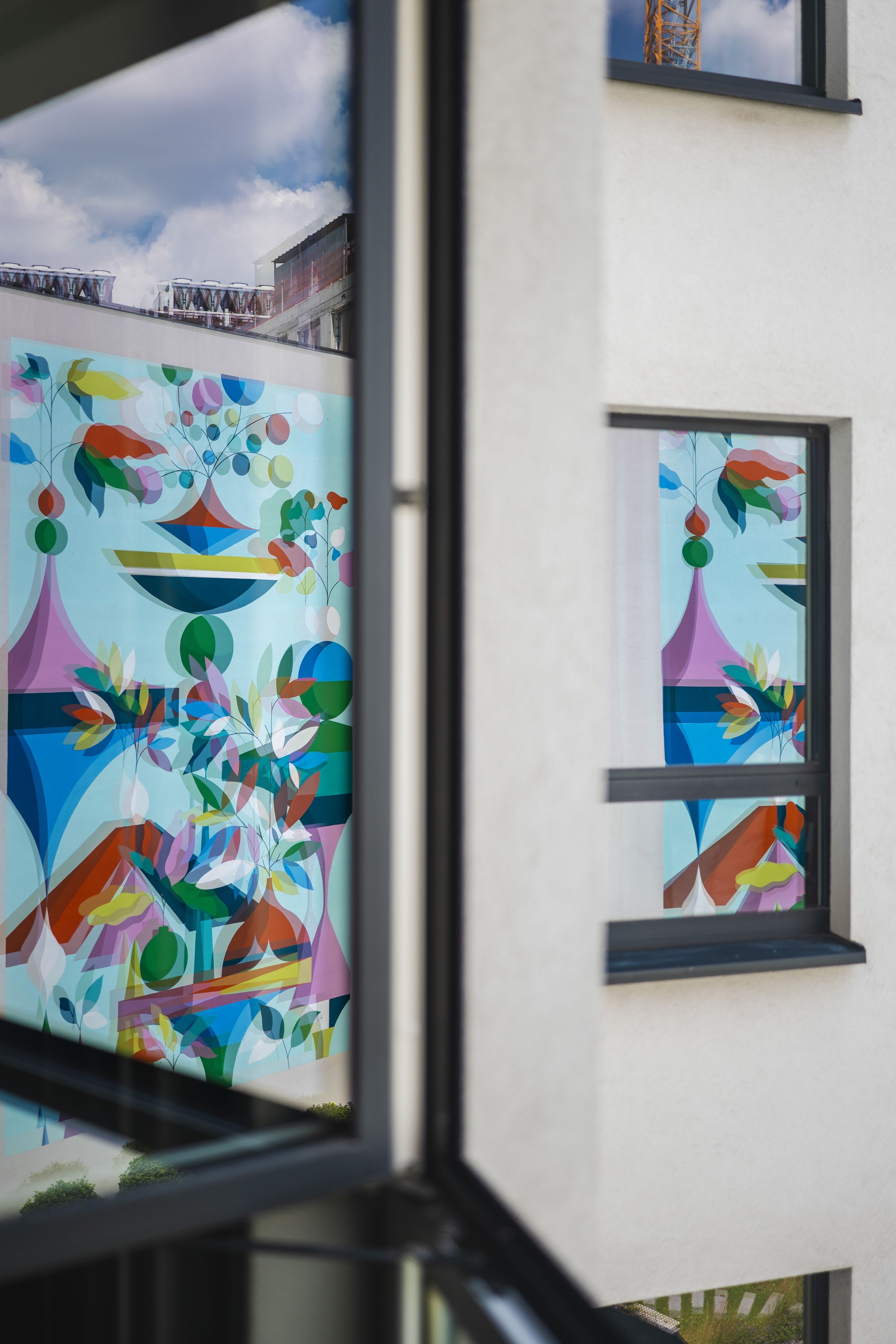 Designhotel Brüssel Motel One Wandbild spiegelt sich in Fensterscheiben