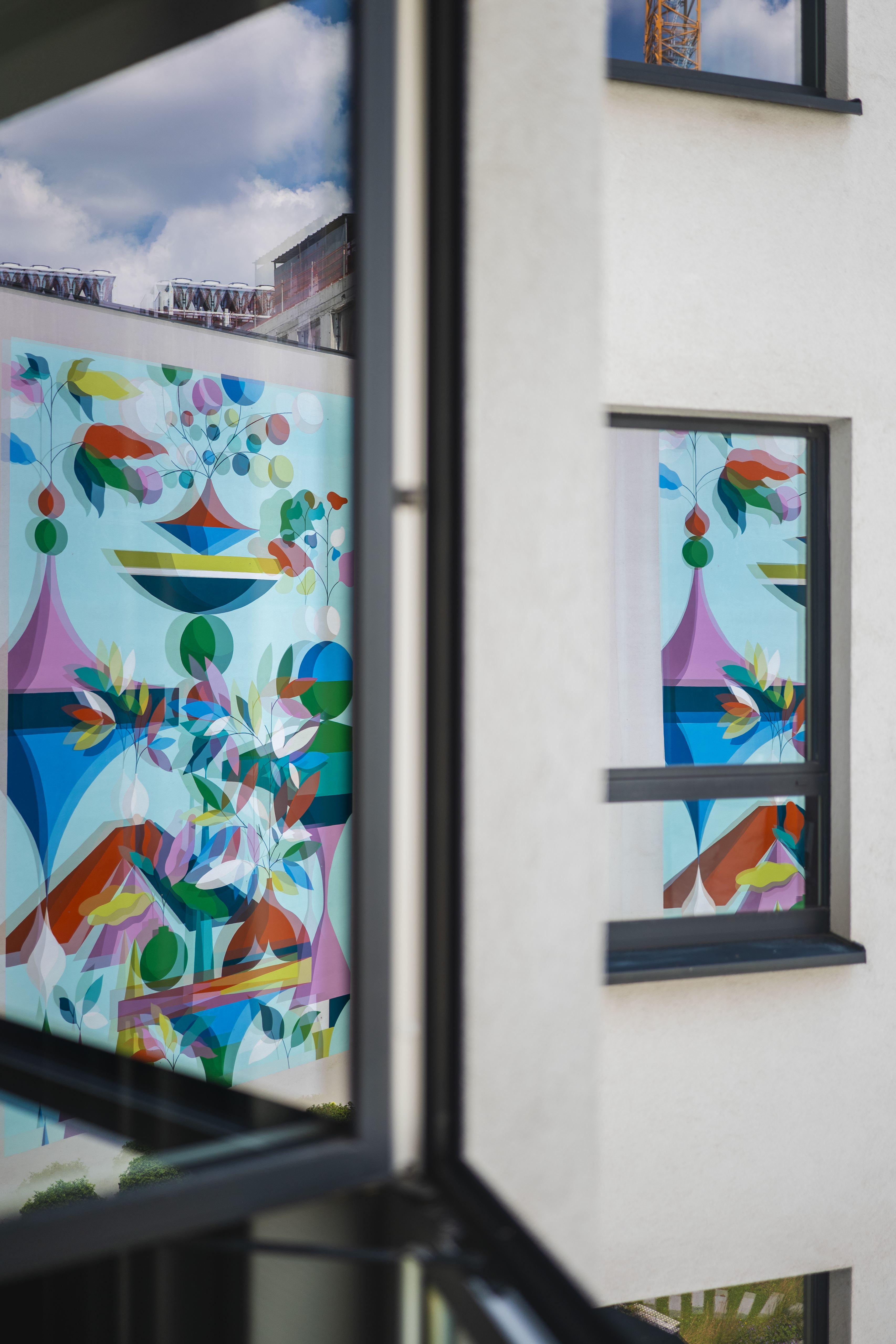 Designhotel Brüssel Motel One Wandbild spiegelt sich in Fensterscheiben Designhotel Brüssel Motel One Wandbild spiegelt sich in Fensterscheiben