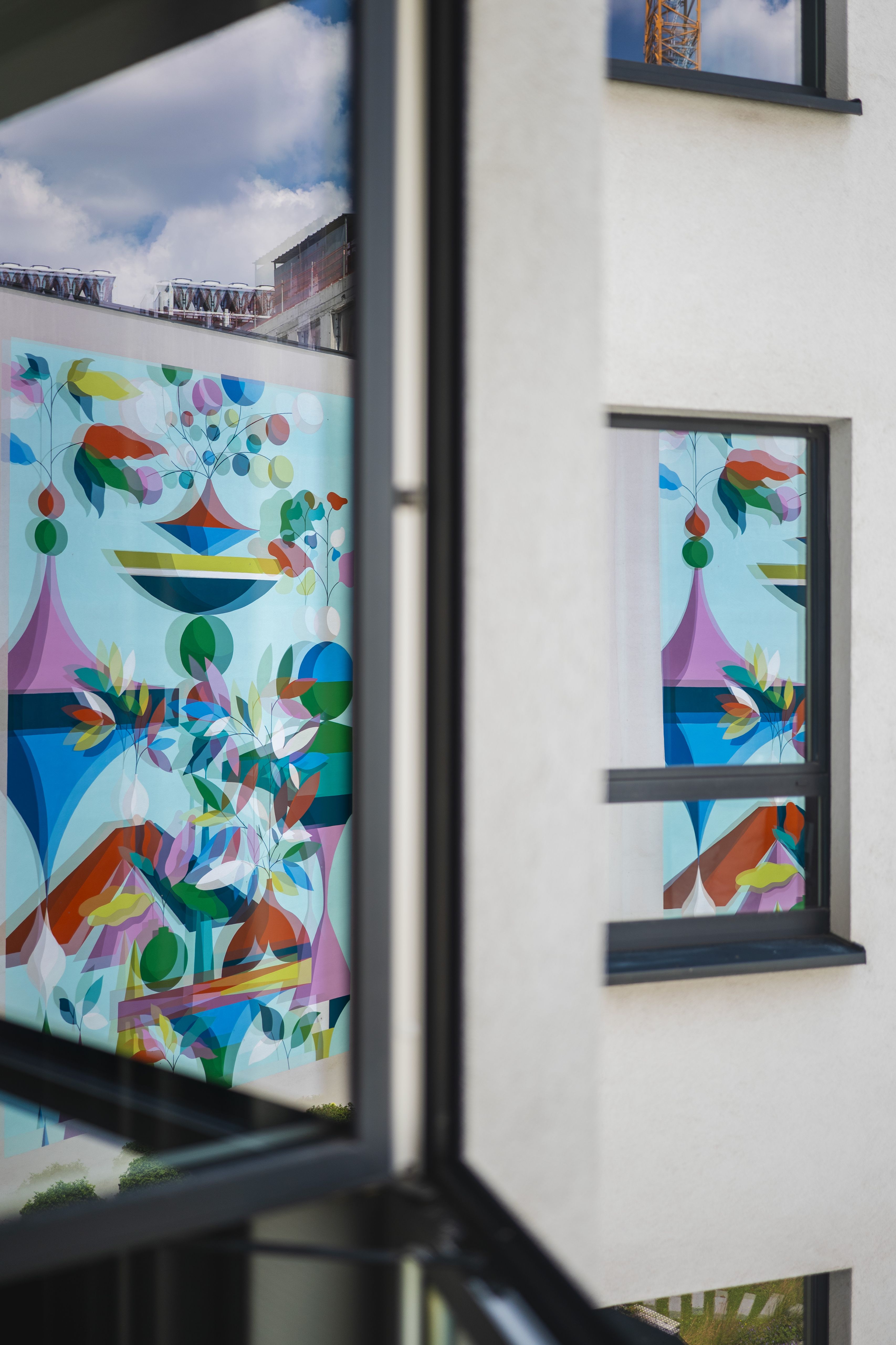 Designhotel Brüssel Motel One Wandbild spiegelt sich in Fensterscheiben Designhotel Brüssel Motel One Wandbild spiegelt sich in Fensterscheiben