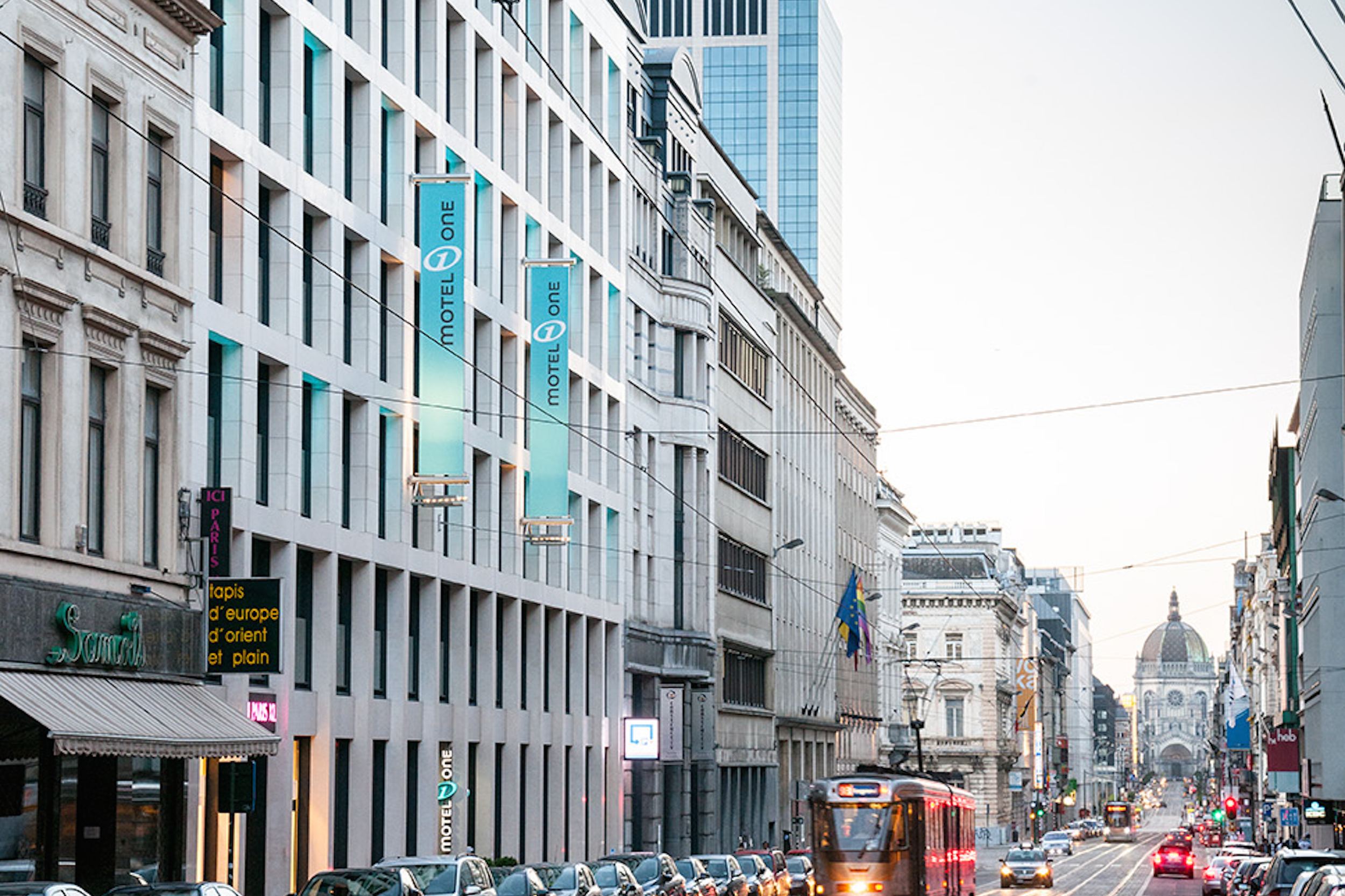 Designhotel Brüssel Motel One Blick über belebte Straße auf das Gebäude