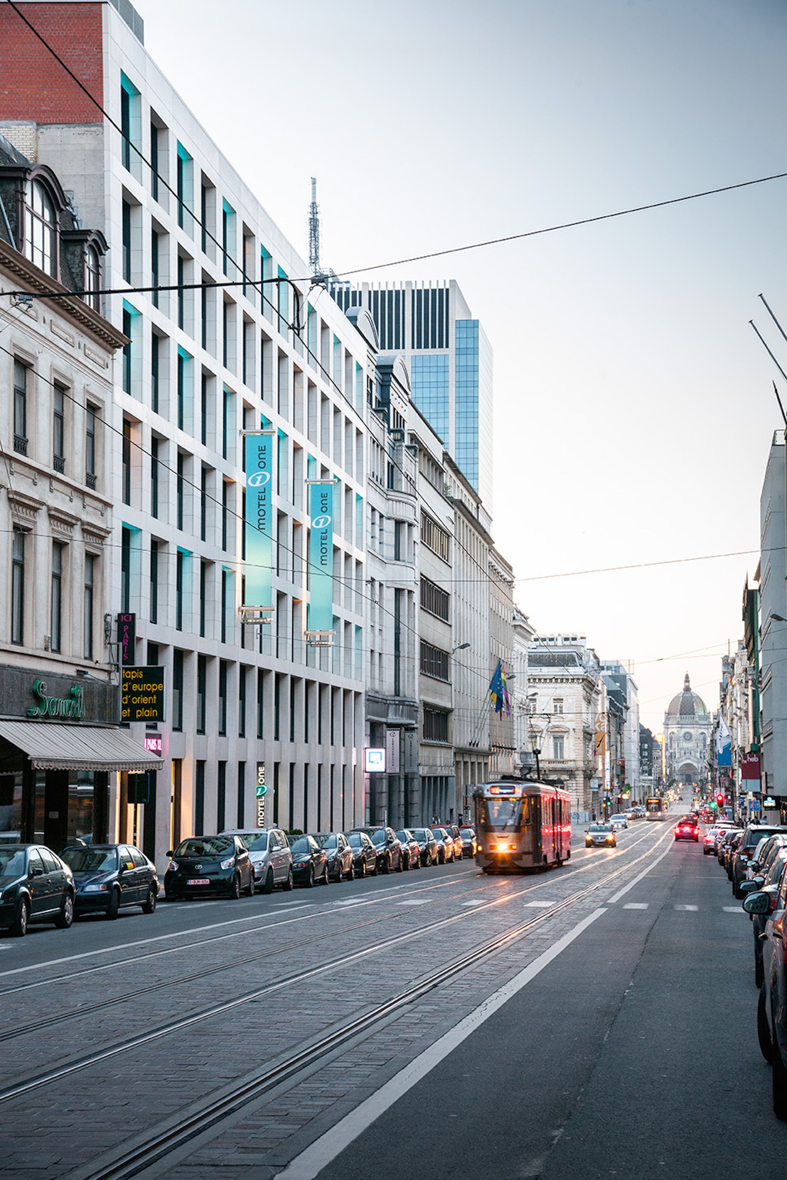 Designhotel Brüssel Motel One Blick über belebte Straße auf das Gebäude
