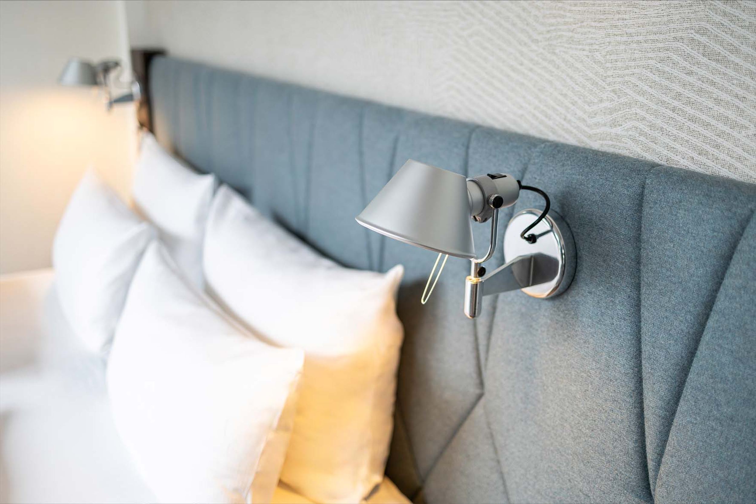 Designhotel Brüssel Motel One Zimmer mit Blick auf ein Kopfteil eines Doppelbettes