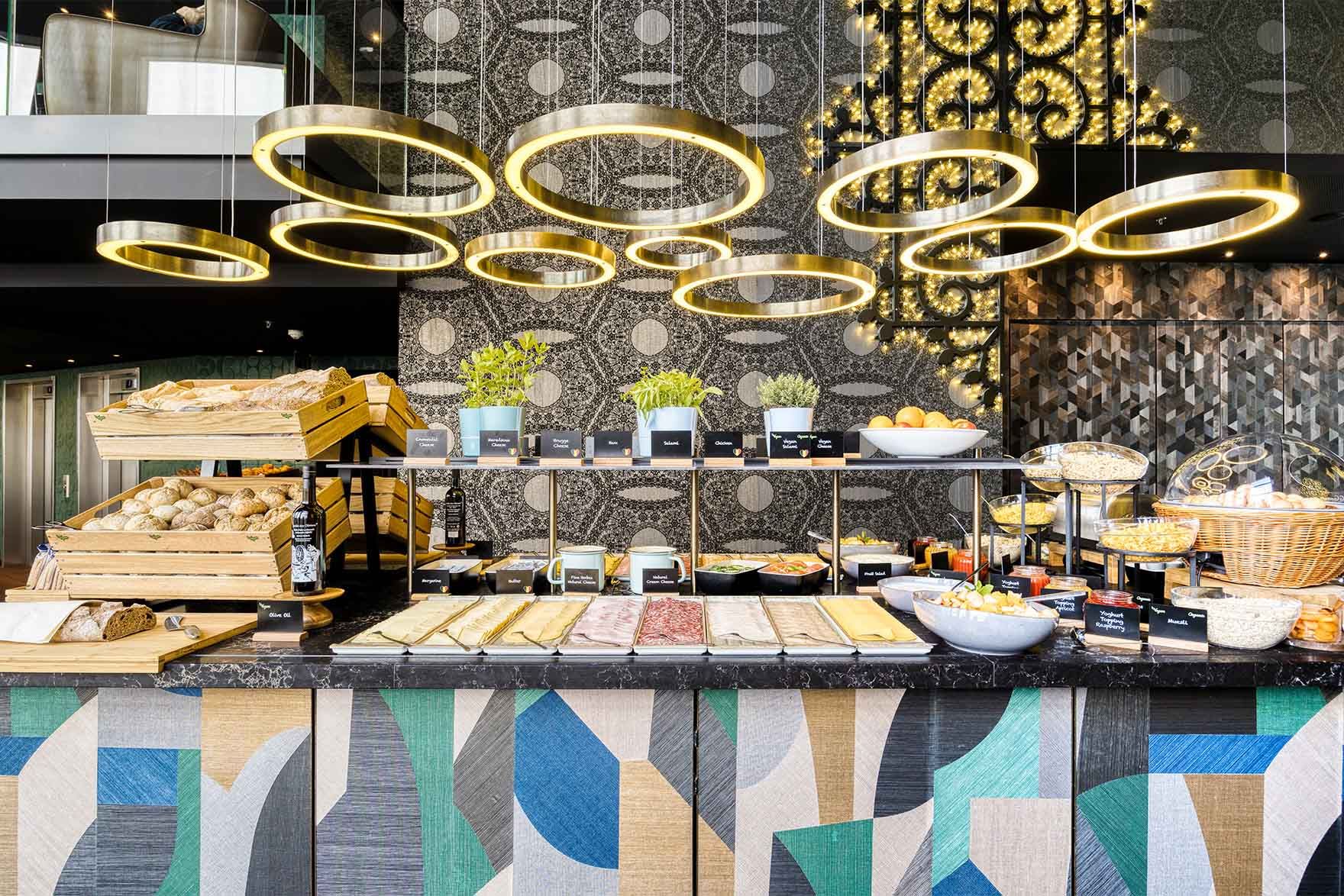 Designhotel Brüssel Motel One Frühstücksbuffet mit großer Auswahl an Speisen