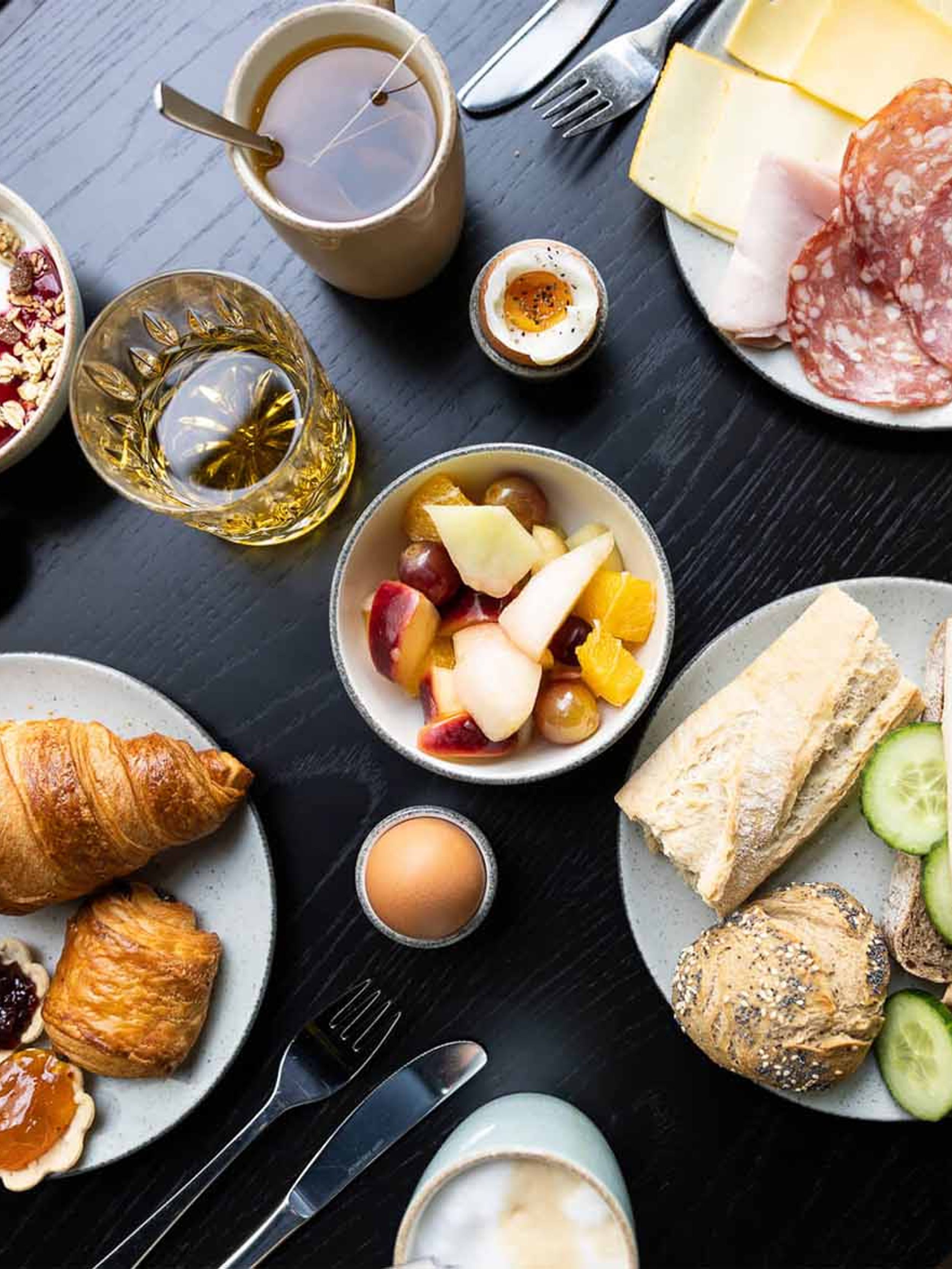 Designhotel Brüssel Motel One Blick von oben auf einen gedeckten Frühstückstisch mit mehreren Speisen und Getränken