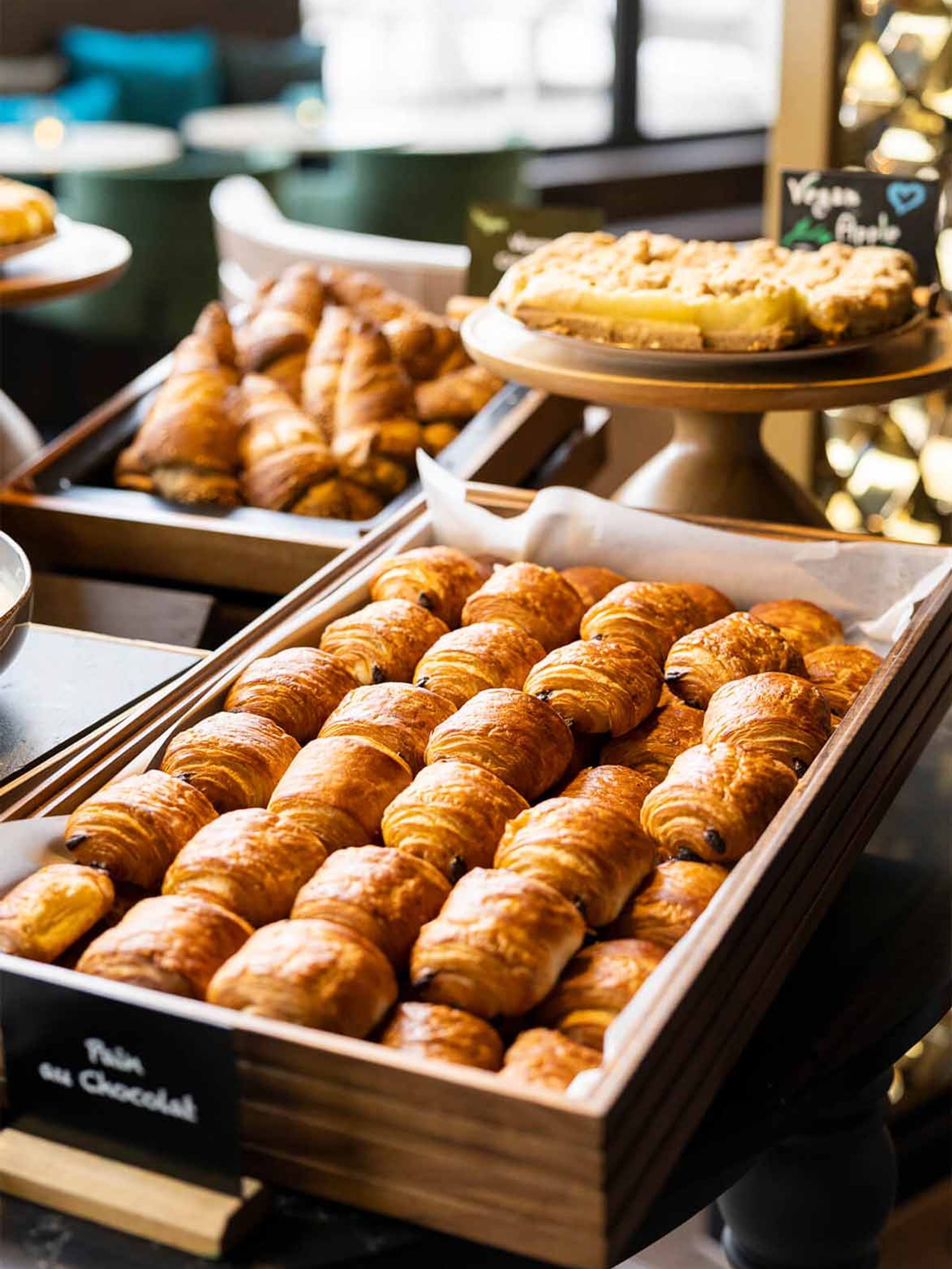 Designhotel Brüssel Motel One Frühstücksbuffet mit Nahaufnahme auf einen Korb mit Pain au Chocolat