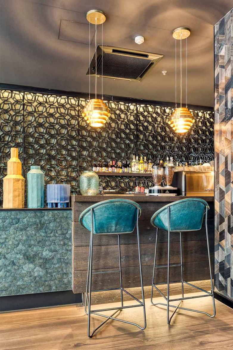 designhotel Brussels Motel One bar with bar stools in turquoise