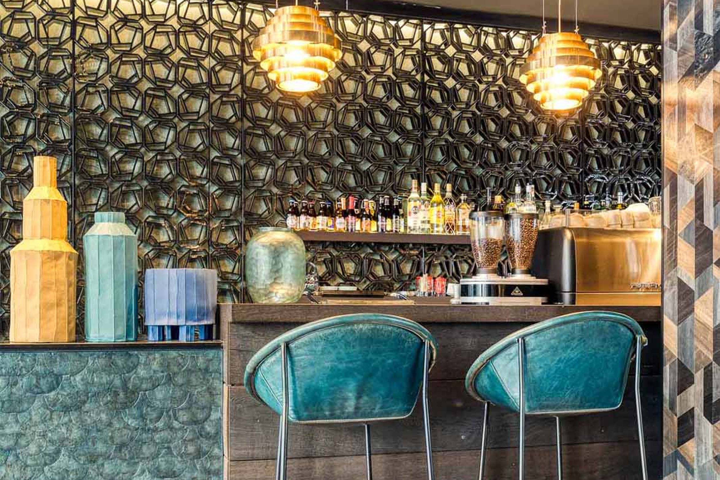 Designhotel Brüssel Motel One Bar mit Barhockern in türkis