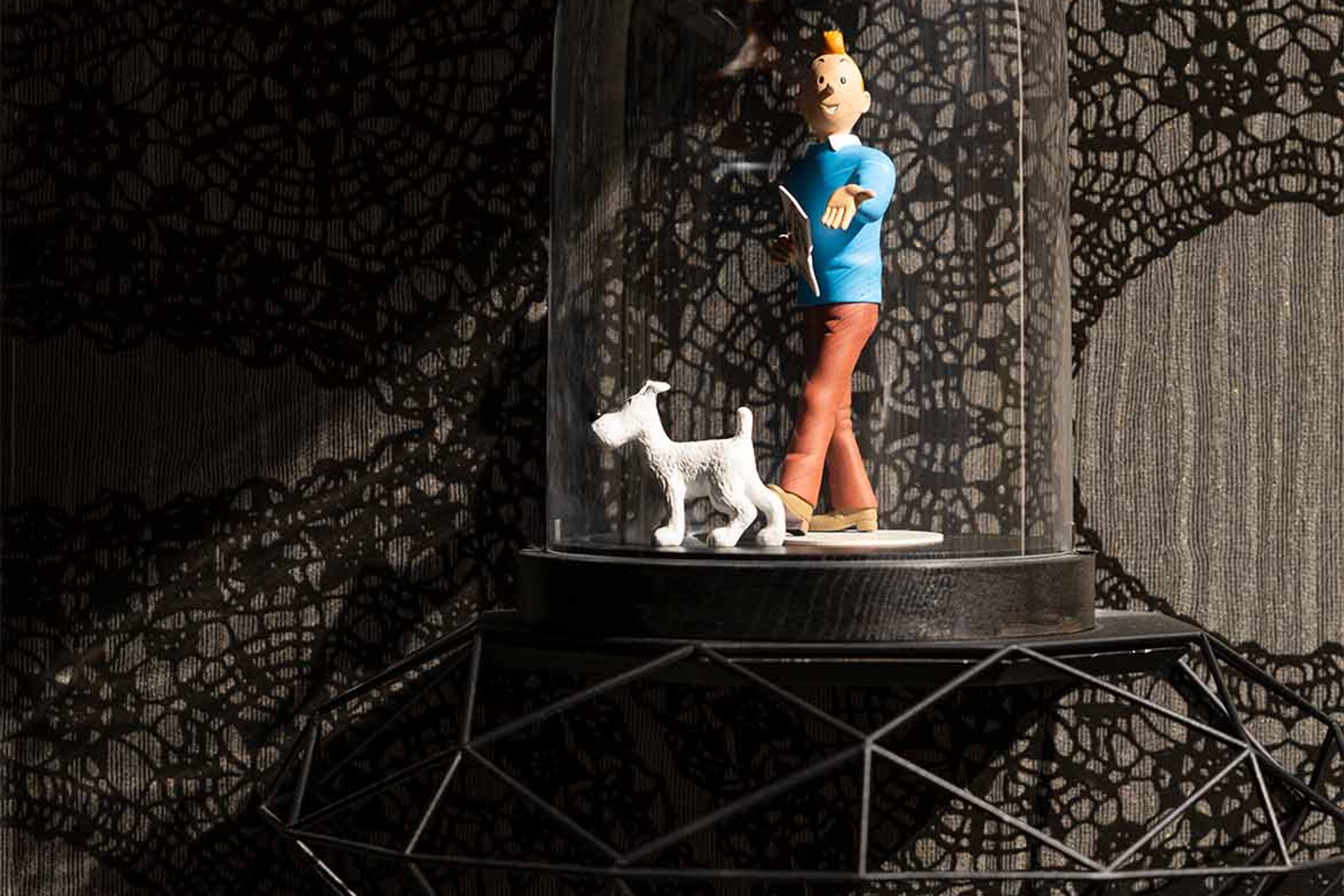 Designhotel Brüssel Motel One Nahaufnahme auf Tim und Struppi Figuren in einer Glaskuppel