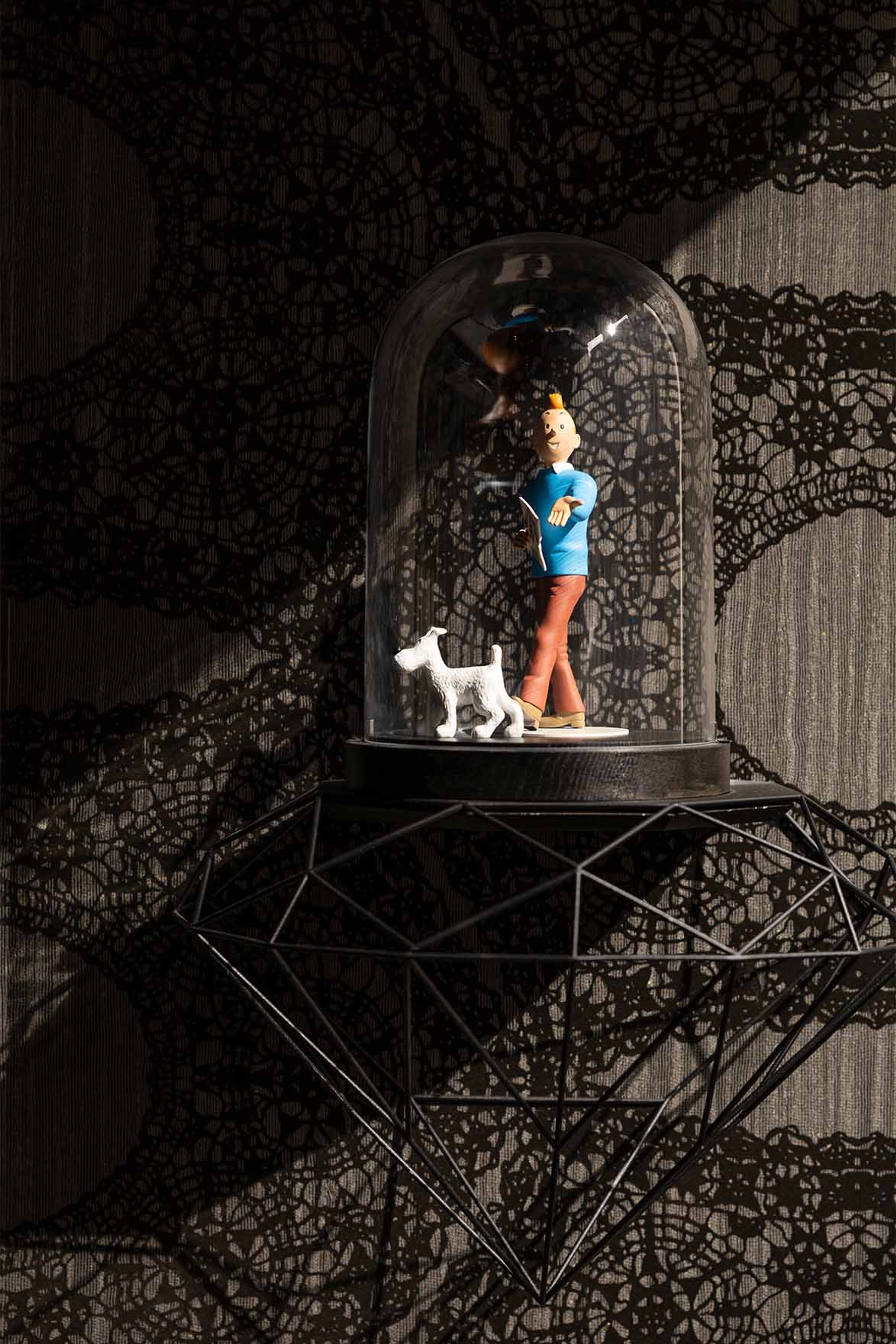 Designhotel Brüssel Motel One Nahaufnahme auf Tim und Struppi Figuren in einer Glaskuppel