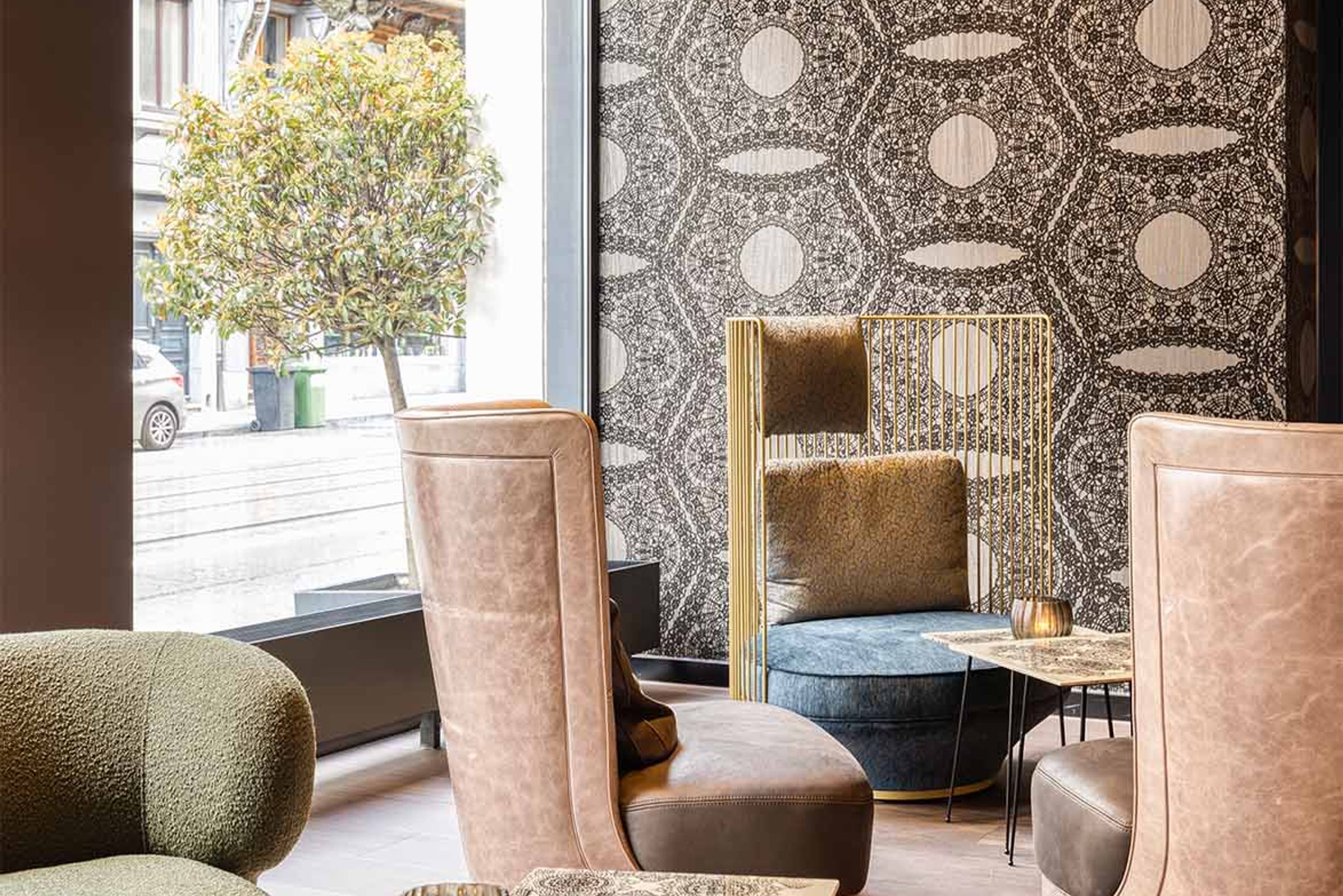 Designhotel Brüssel Motel One lichtdurchflutete Lounge mit Sesseln vor bodentiefem Fenster