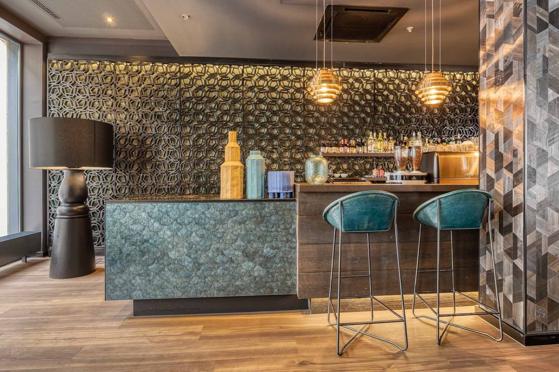 Designhotel Brüssel Motel One Blick auf die Bar mit zwei Barhockern