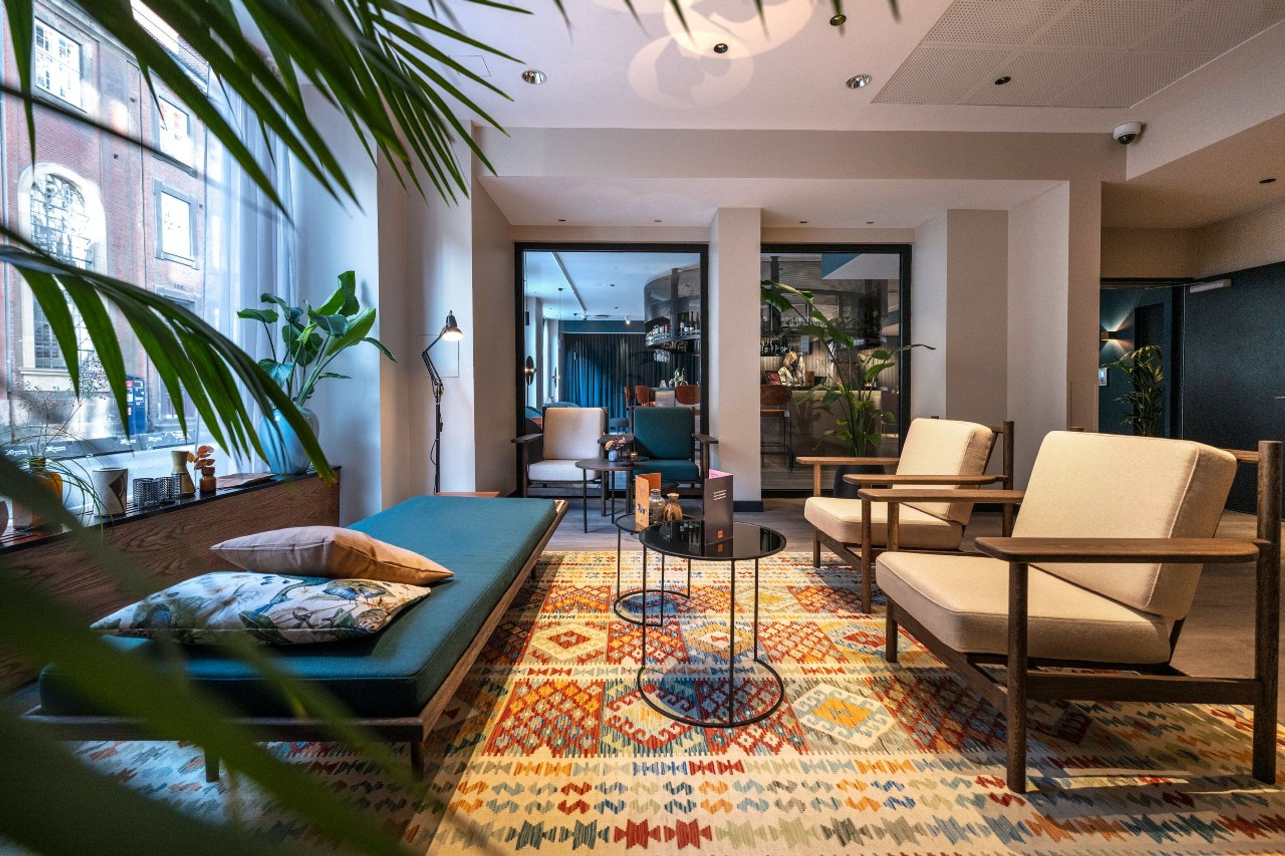 hotel Copenhagen Motel One light-filled lounge with comfortable seating area consisting of armchairs and bench