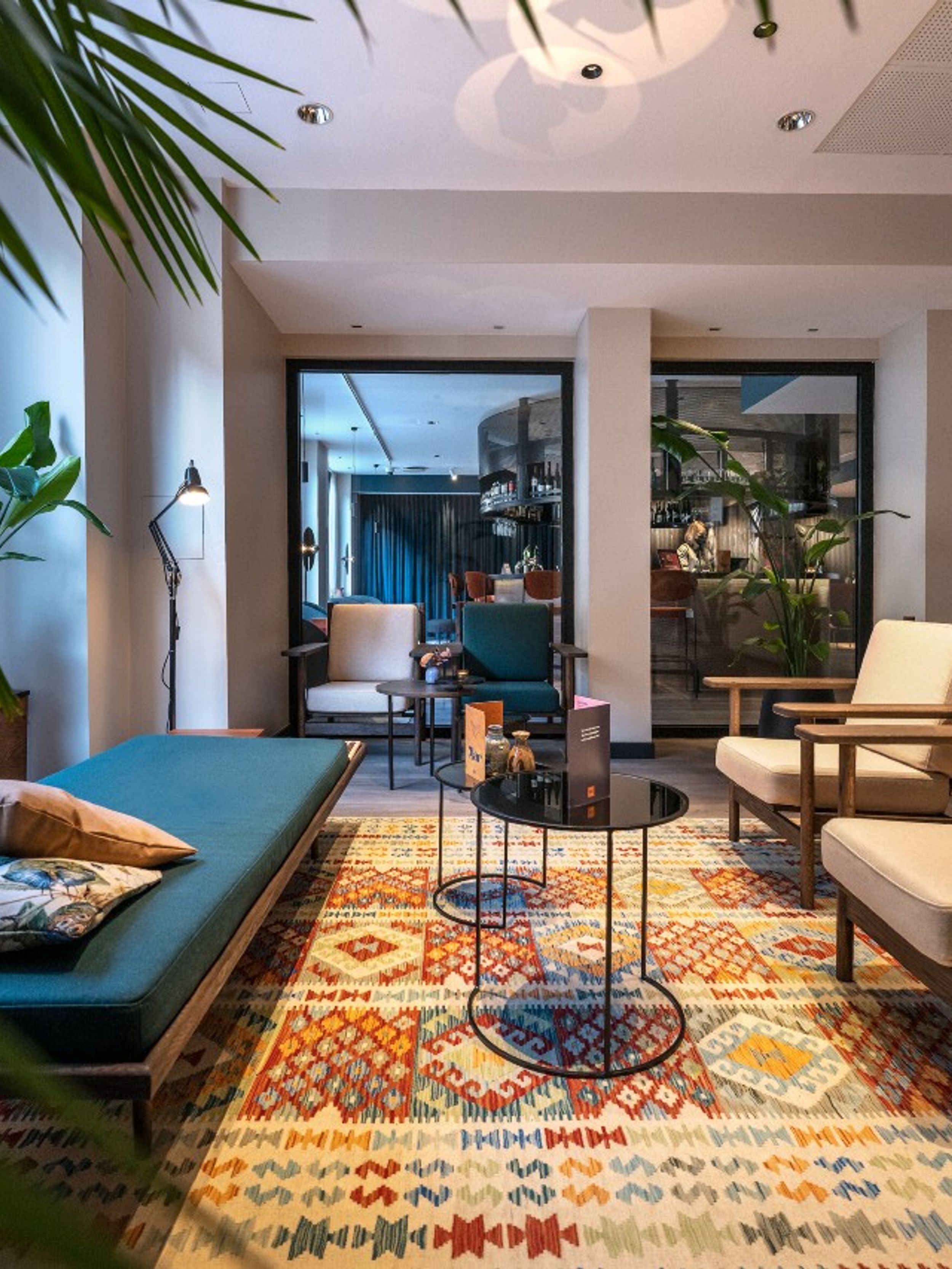 Hotel Kopenhagen Motel One lichtdurchflutete Lounge mit gemütlicher Sitzgruppe, bestehend aus Sesseln und Sitzbank
