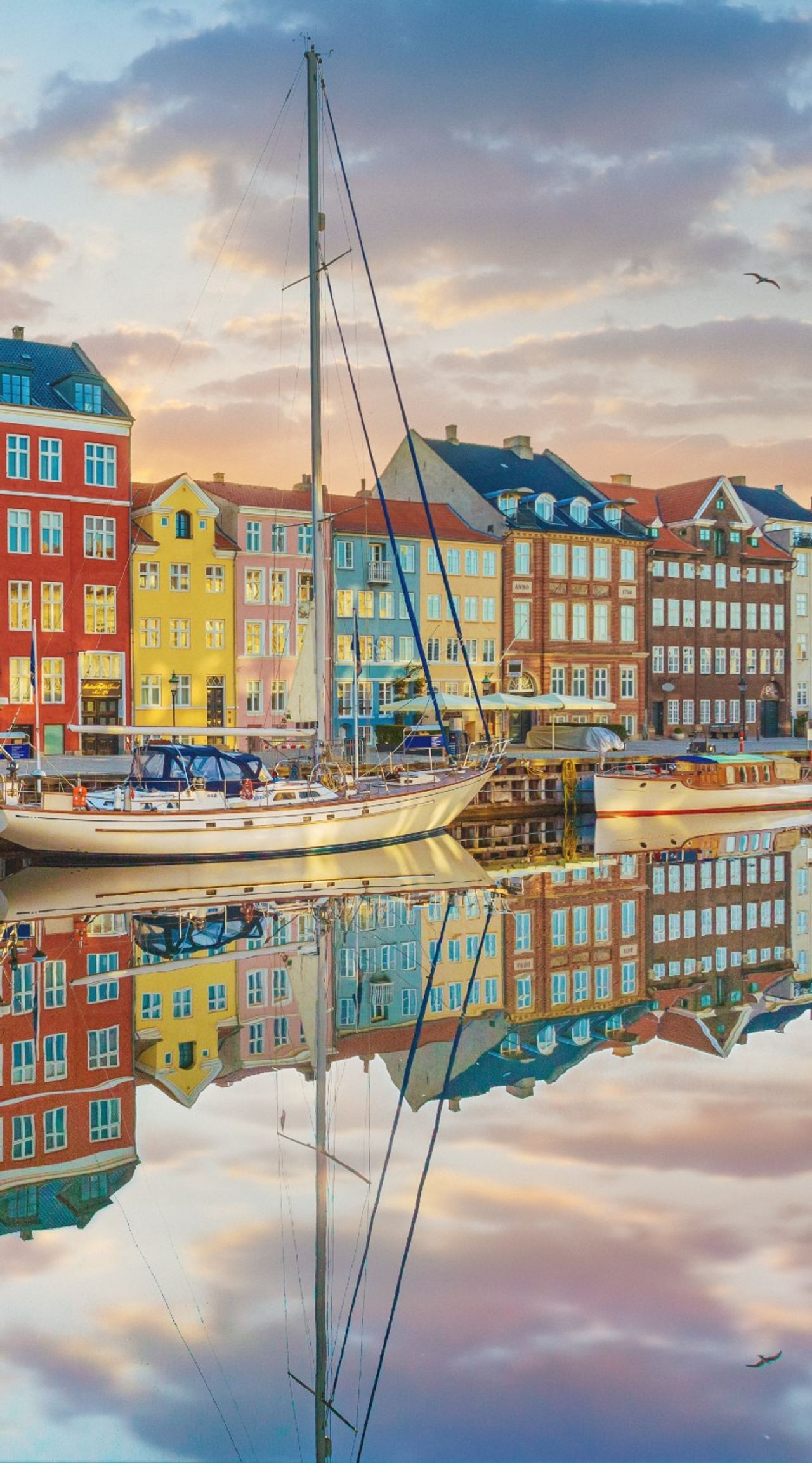 Hotel Kopenhagen Motel One bunte Häuser an einem Fluss mit Booten