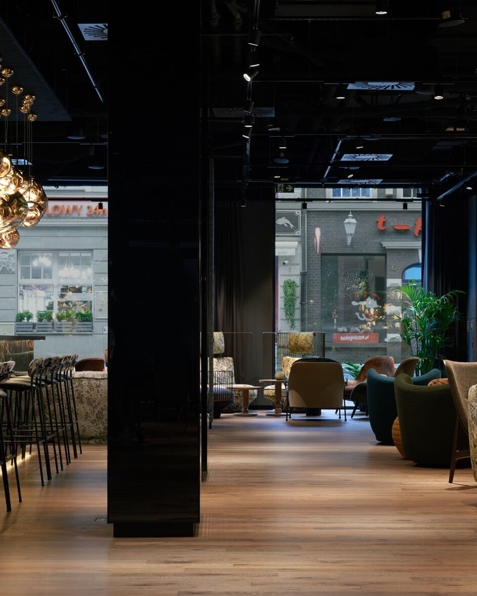 Designhotel Danzig The Cloud One Bar und Lounge mit mehreren Sesseln zum Verweilen