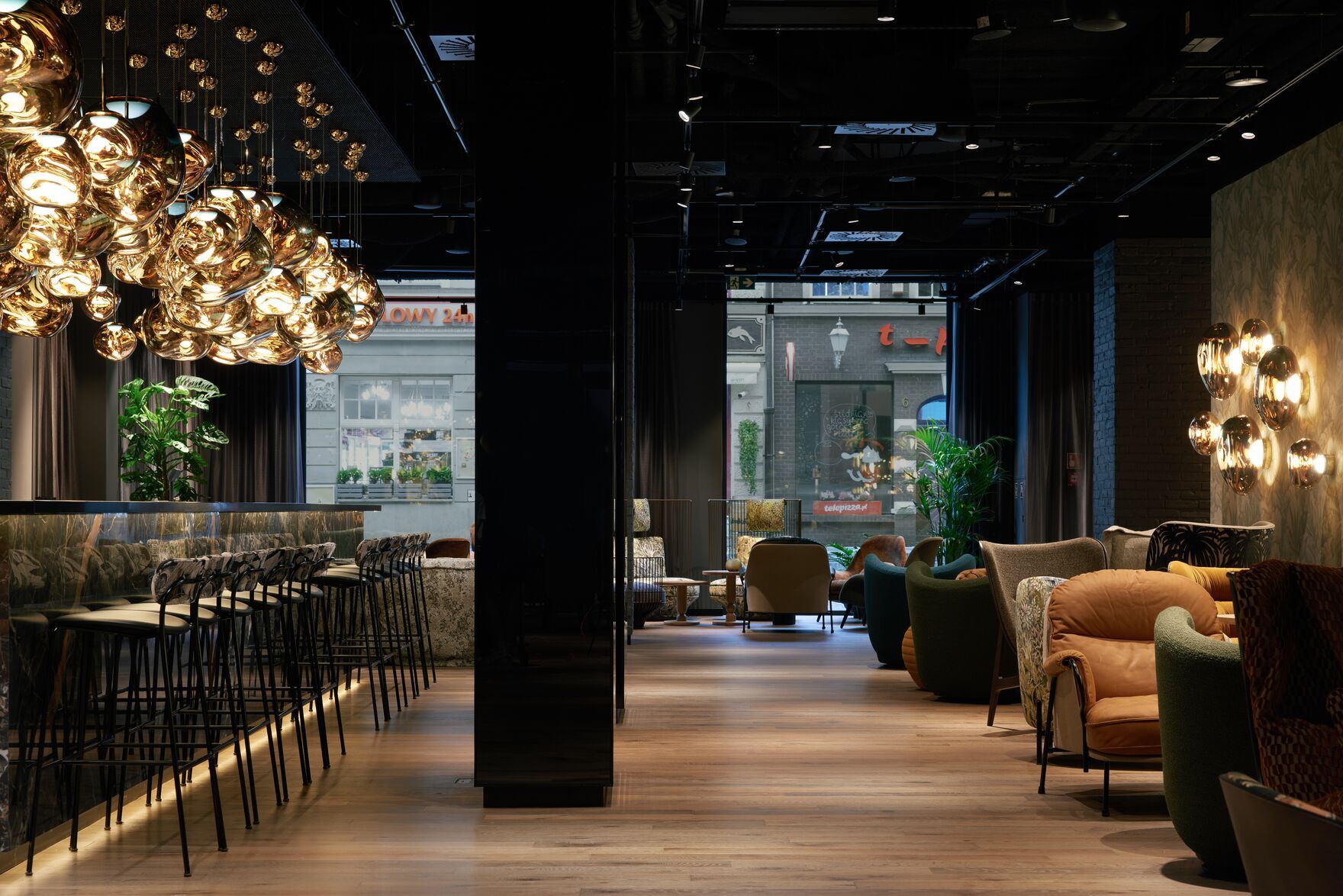 Designhotel Danzig The Cloud One Bar und Lounge mit mehreren Sesseln zum Verweilen Designhotel Danzig The Cloud One Bar und Lounge mit mehreren Sesseln zum Verweilen