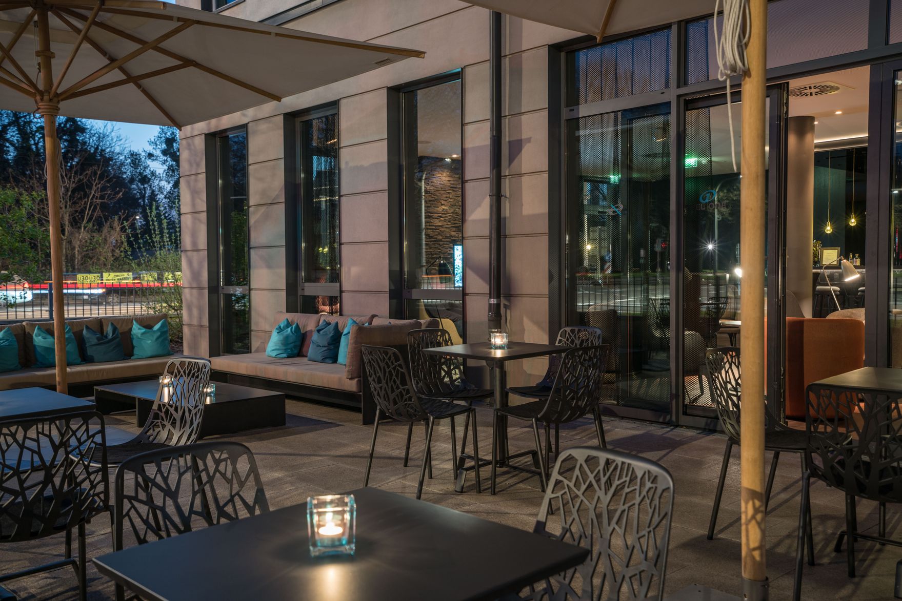 Hotel Dresden Palaisplatz Motel One Terrasse bei Abend mit mehreren Sitzgelegenheiten