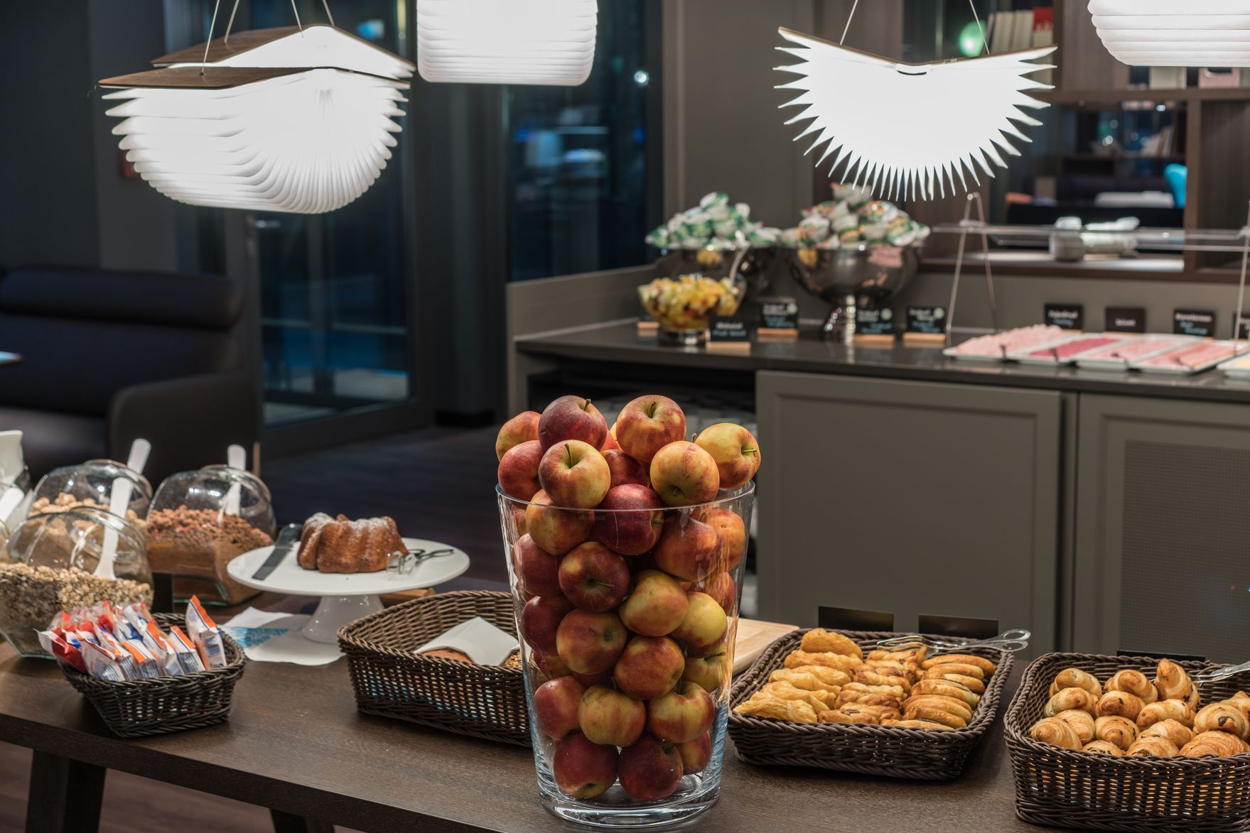 Hotel Dresden Palaisplatz Motel One Frühstücksbuffet mit Blick auf Backwaren sowie eine große Schale mit Äpfeln