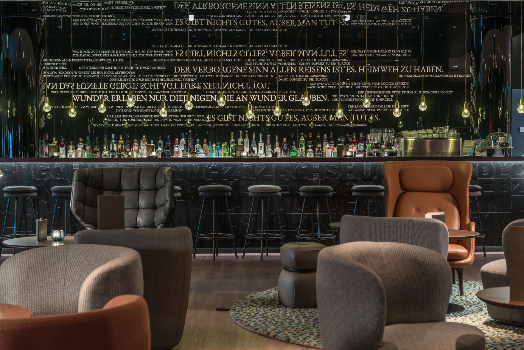 Hotel Dresden Palaisplatz Motel One Bar mit mehreren Sitzgelegenheiten im Vordergrund
