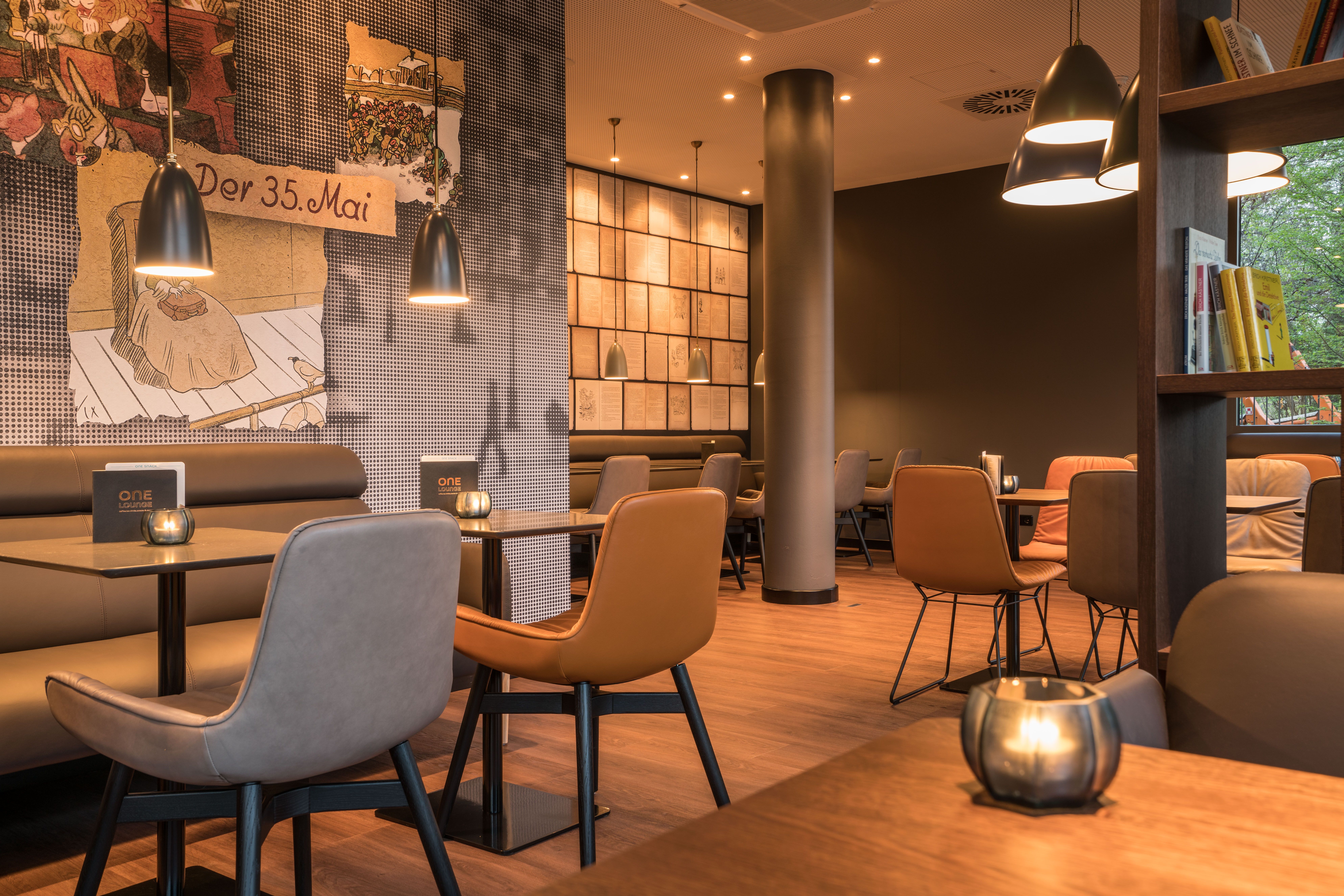 hotel Dresden Palaisplatz Motel One lounge with several tables and chairs 