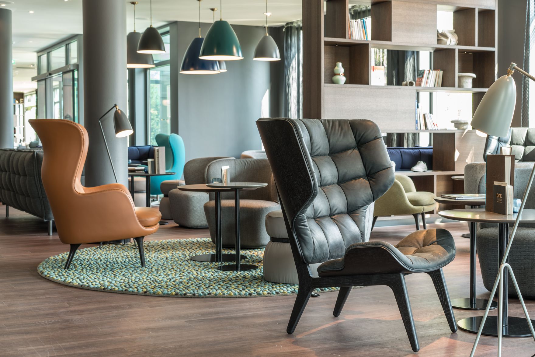 Designhotel Dresden Palaisplatz Motel One lichtdurchflutete Lounge mit Sesseln