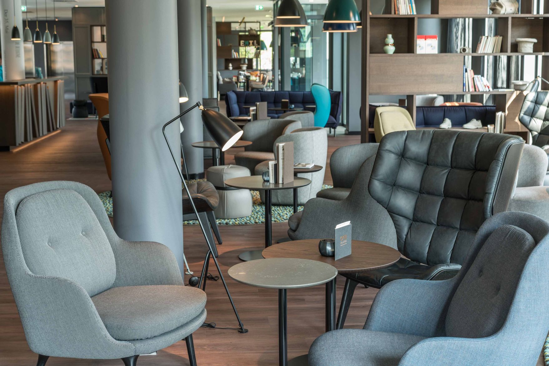 Designhotel Dresden Palaisplatz Motel One große, offene und helle Lounge mit mehreren Sesseln zum Verweilen