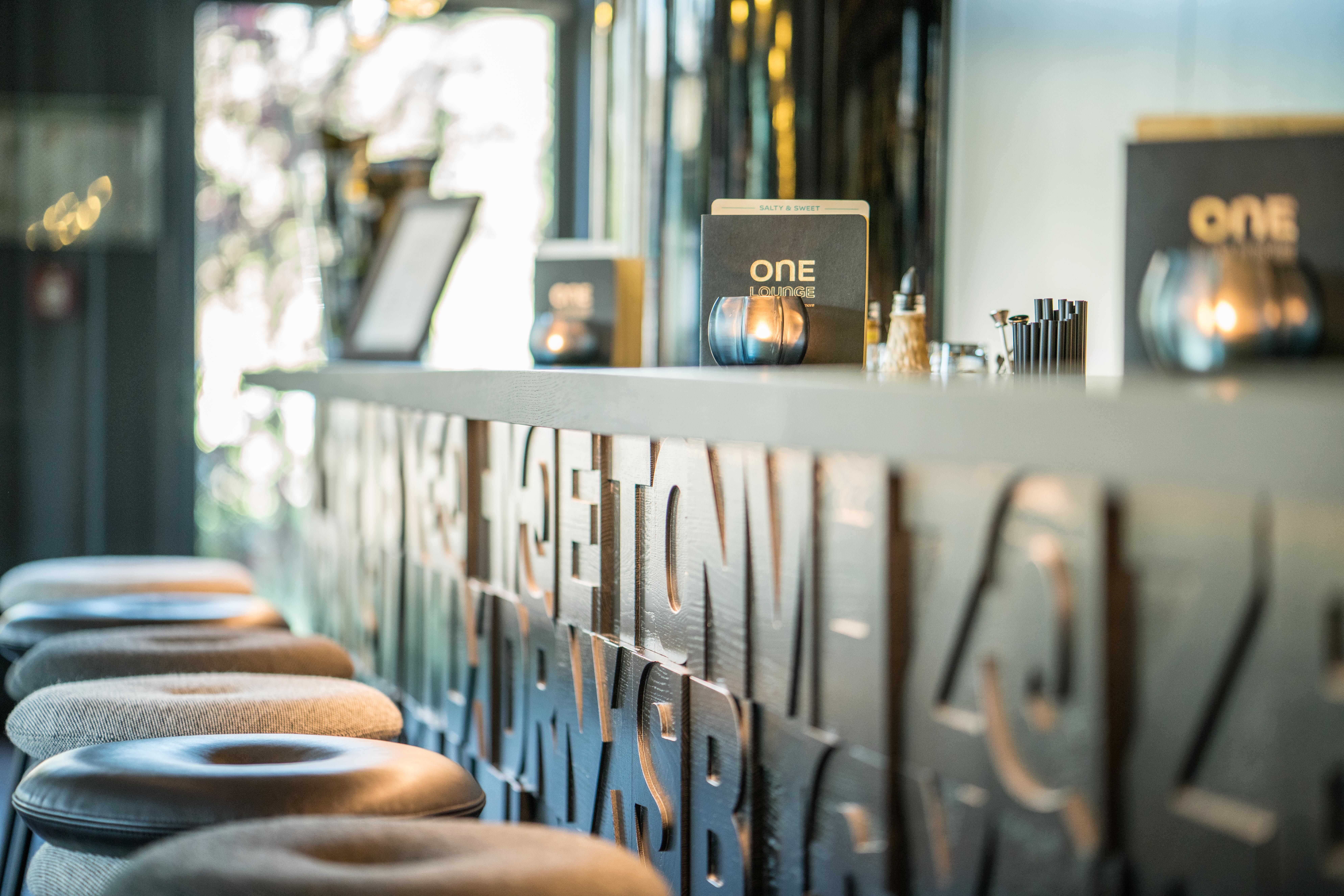 designhotel Dresden Palaisplatz Motel One close-up of the bar counter and bar stools