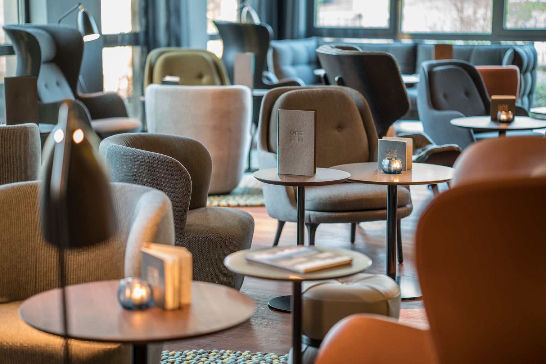 Designhotel Dresden Palaisplatz Motel One Sessel sowie Beistelltische in heller Lounge