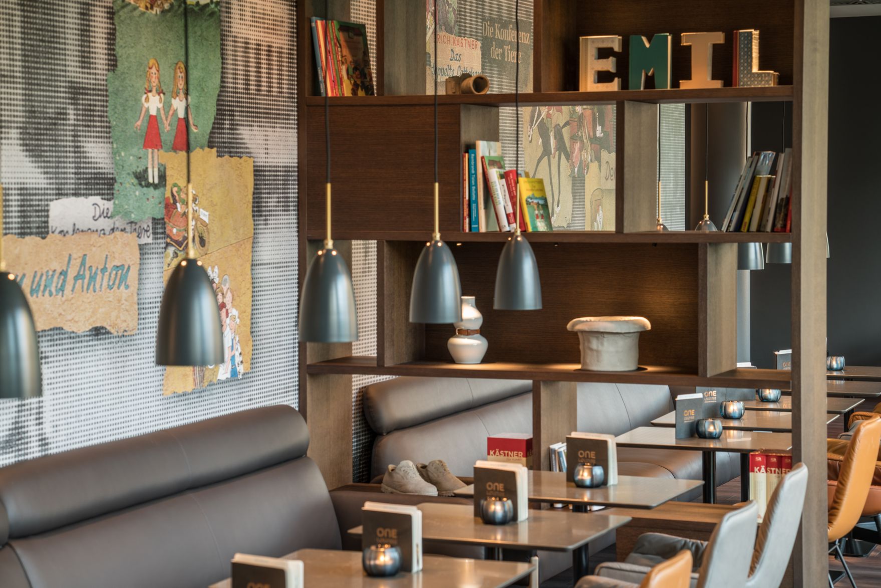 Designhotel Dresden Palaisplatz Motel One Lounge mit mehreren Tischen und Stühlen