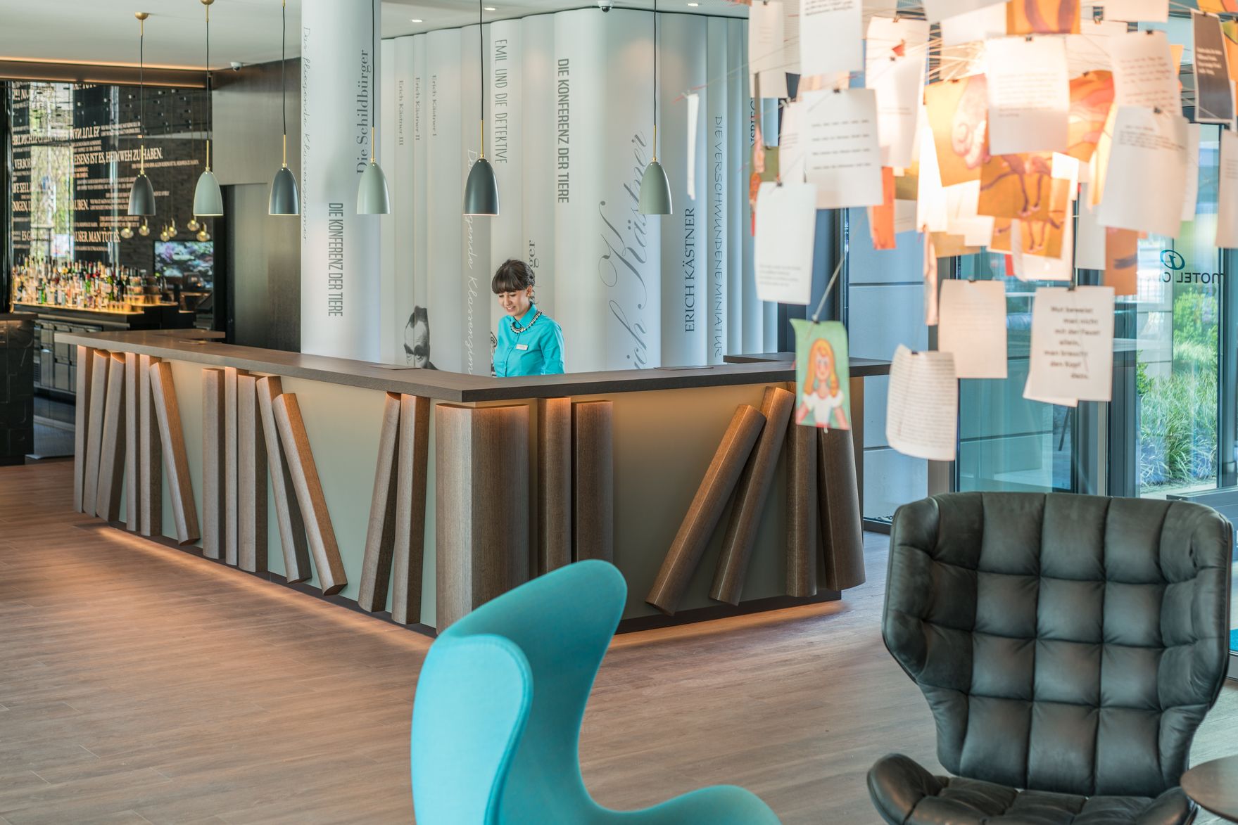 Designhotel Dresden Palaisplatz Motel One Rezeption mit Mitarbeiterin