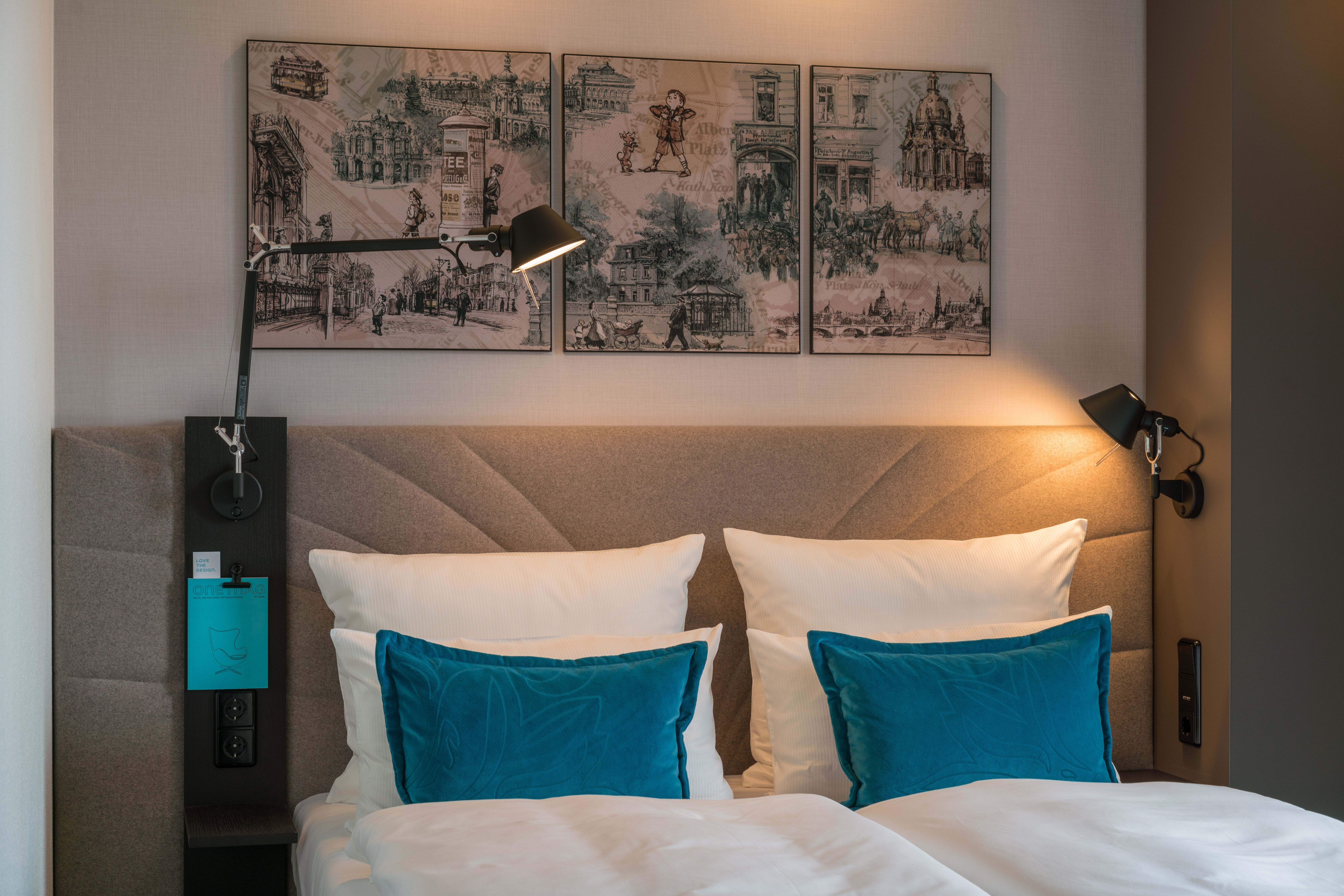 designhotel Dresden Palaisplatz Motel One room with a view and comfortable double bed