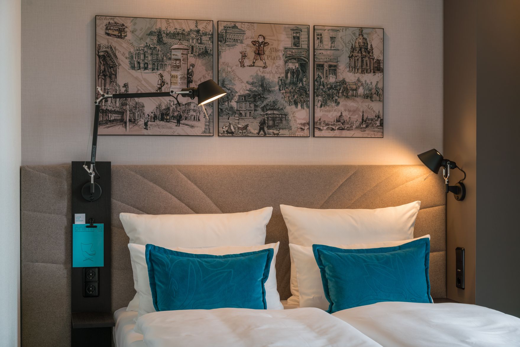 Designhotel Dresden Palaisplatz Motel One Zimmer mit Blick auf komfortables Doppelbett