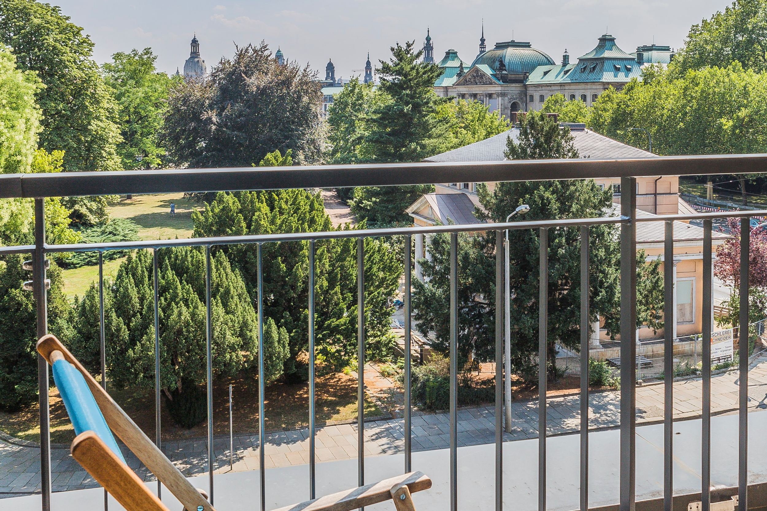 Designhotel Dresden Palaisplatz Motel One Zimmer mit Balkon und Liegestuhl