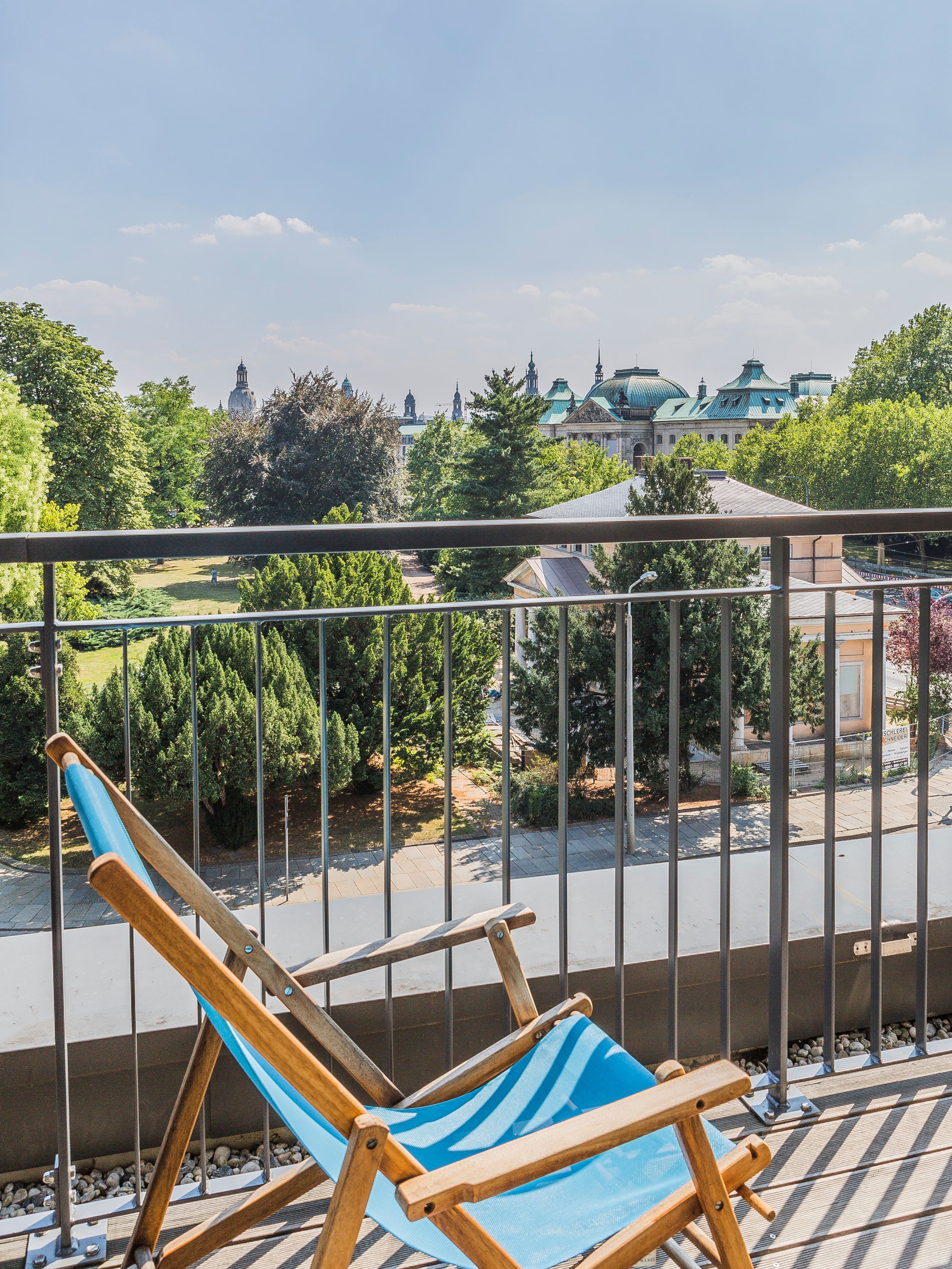 Designhotel Dresden Palaisplatz Motel One Zimmer mit Balkon und Liegestuhl