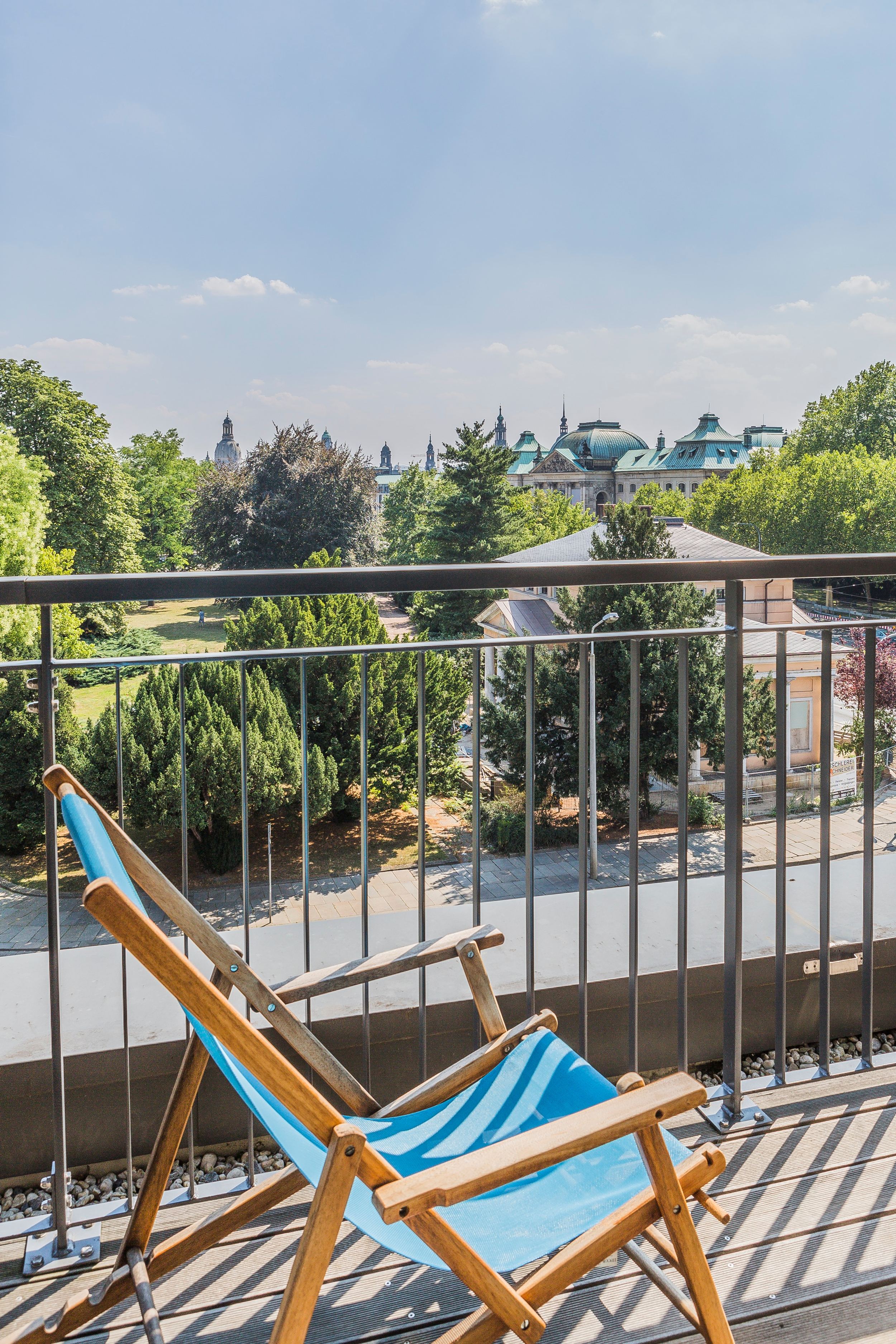 Designhotel Dresden Palaisplatz Motel One Zimmer mit Balkon und Liegestuhl