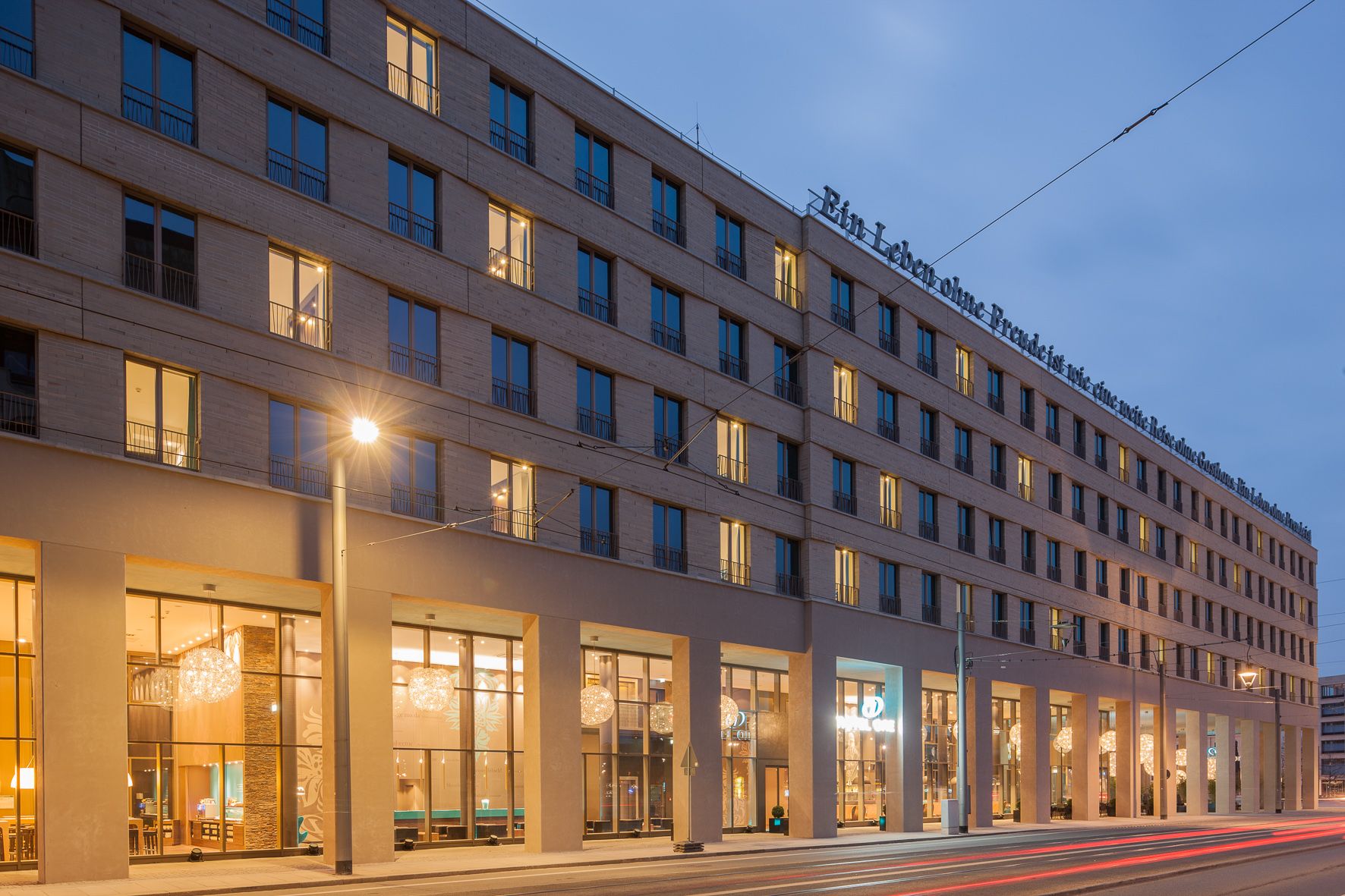 Hotel Dresden am Zwinger Motel One Gebäude von außen bei Abend