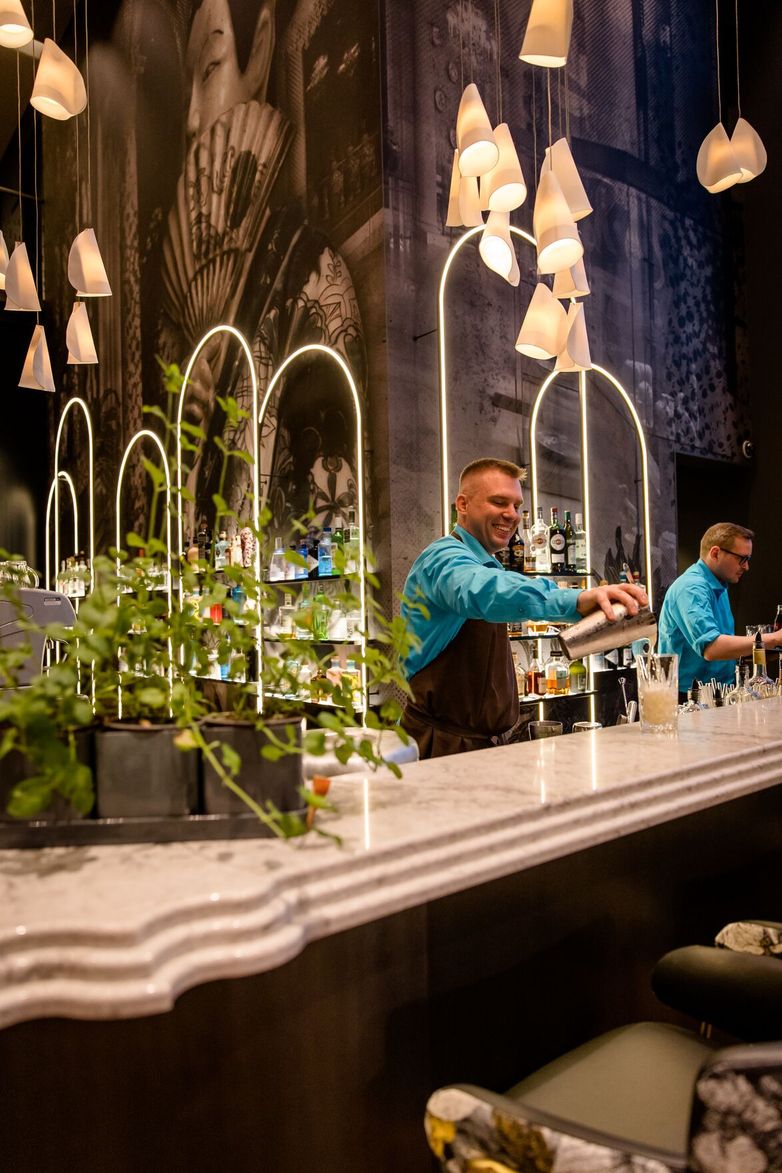 hotel Dresden am Zwinger Motel One bar with two bartenders at work